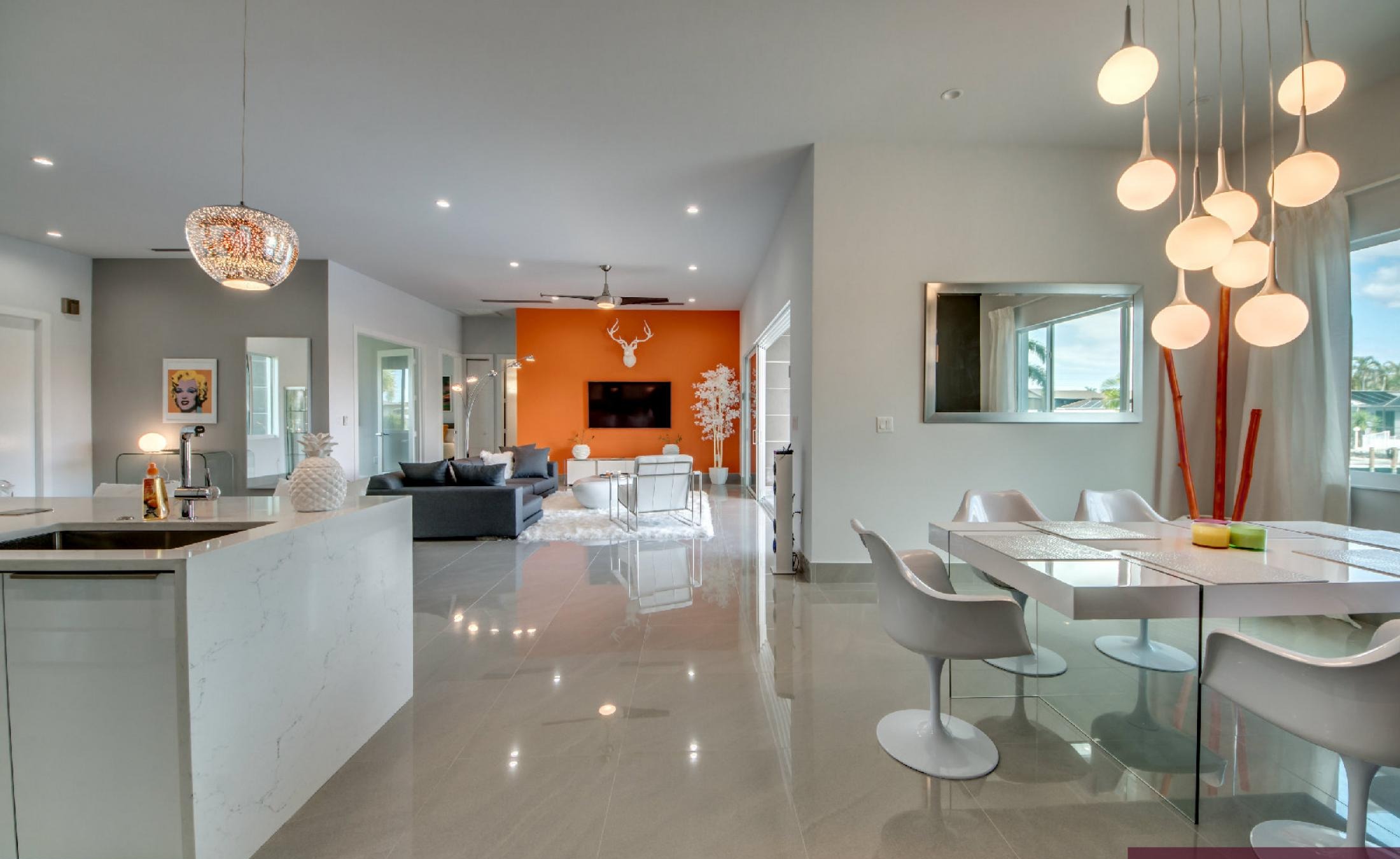 Moderne Villa am Kanal mit privatem Bootsdock und Infinity-Pool.