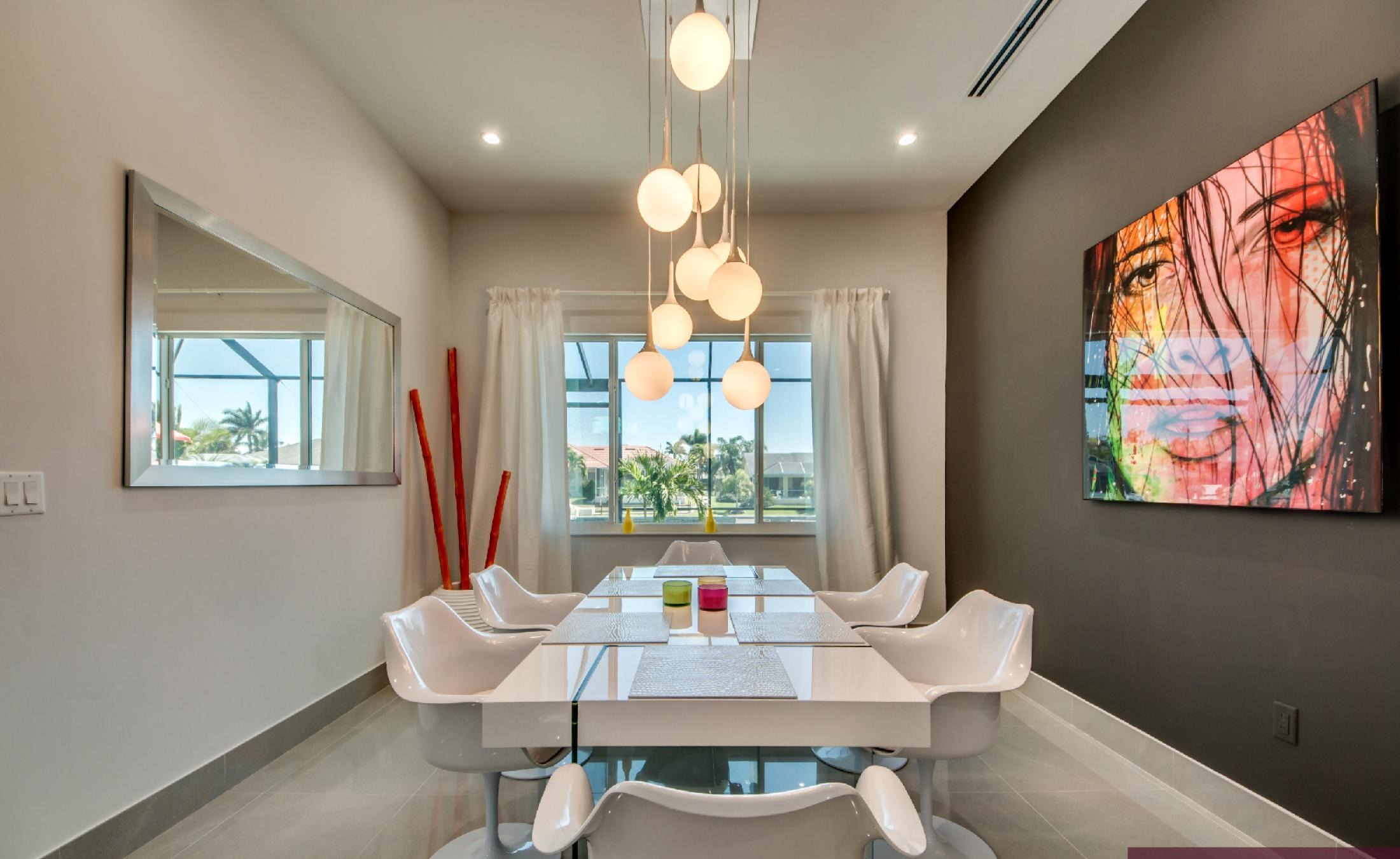 Moderner Salzwasser-Infinity-Pool mit Spa am Kanal, mit Blick aufs Wasser.