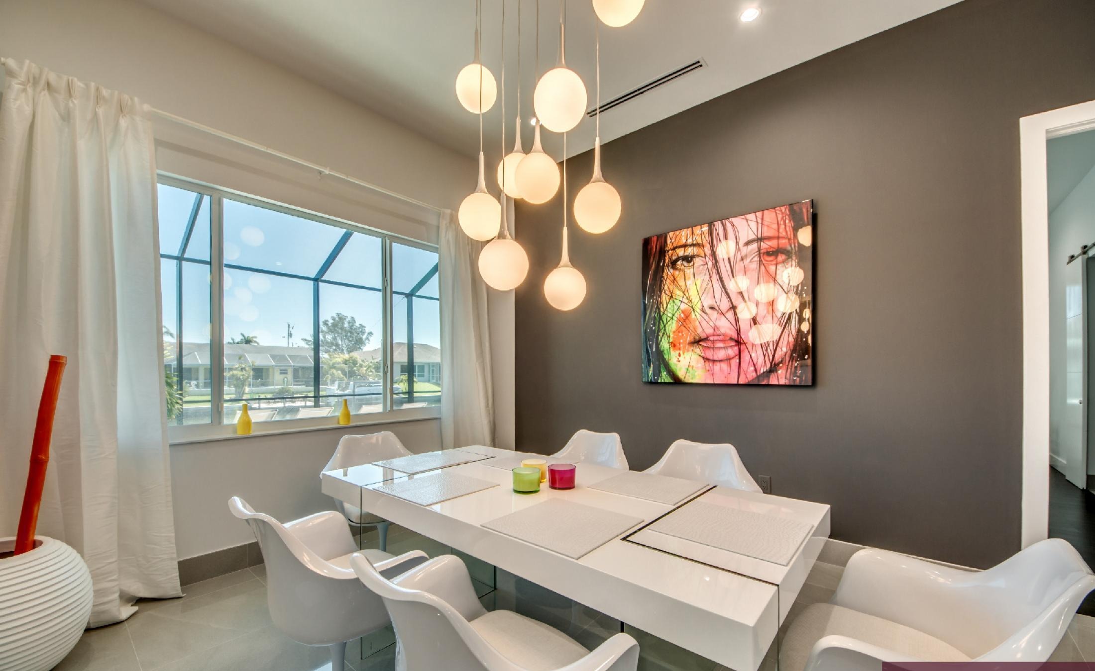 Infinity-Pool mit Spa und Blick auf den Kanal mit Bootsdock.