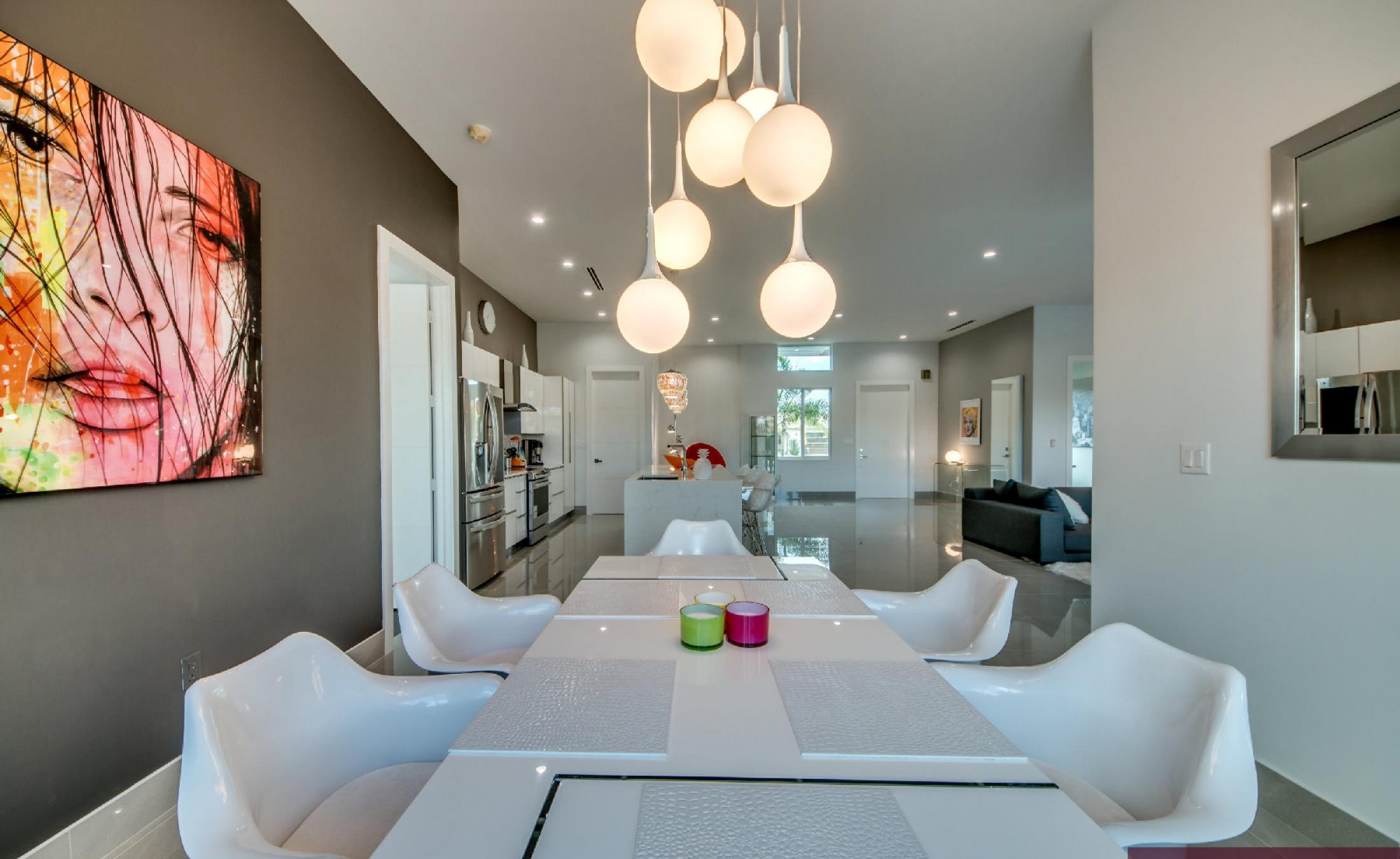 Moderne Villa am Kanal mit privatem Bootsdock und Infinity-Pool mit Spa.