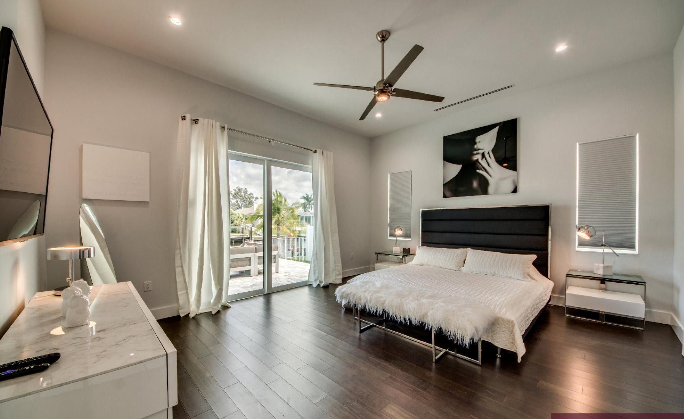 Moderne Villa am Kanal mit privatem Bootsdock und Infinity-Pool mit Spa.