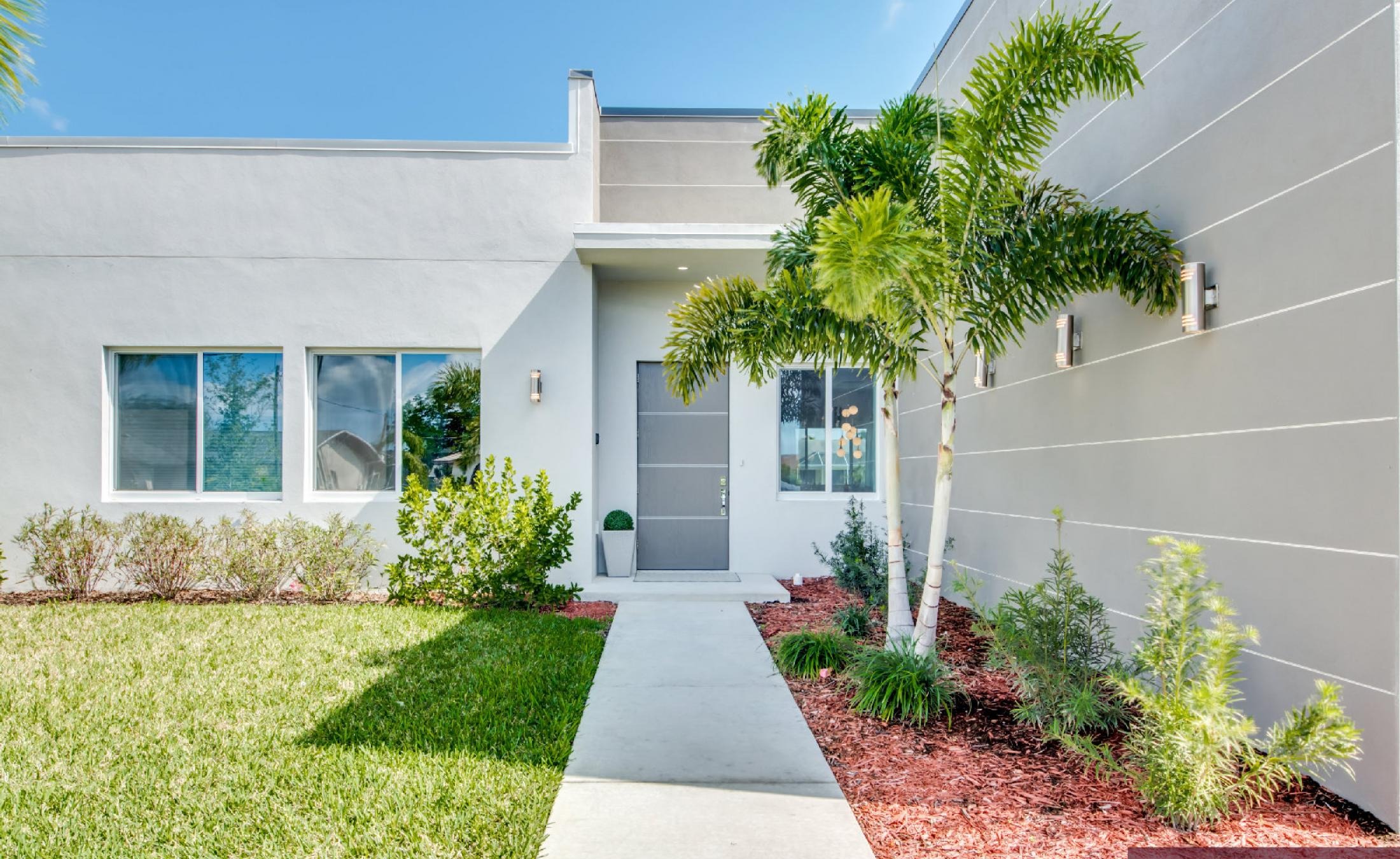 Moderne Villa am Kanal mit privatem Bootsdock und Infinity-Pool.