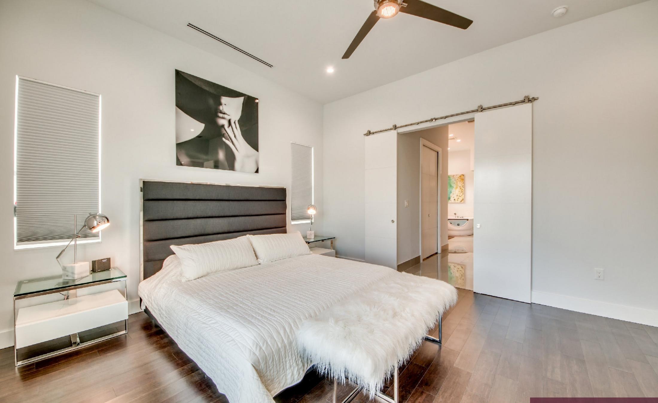 Modernes Ferienhaus am Kanal in Cape Coral mit privatem Bootsdock und Infinity-Pool.