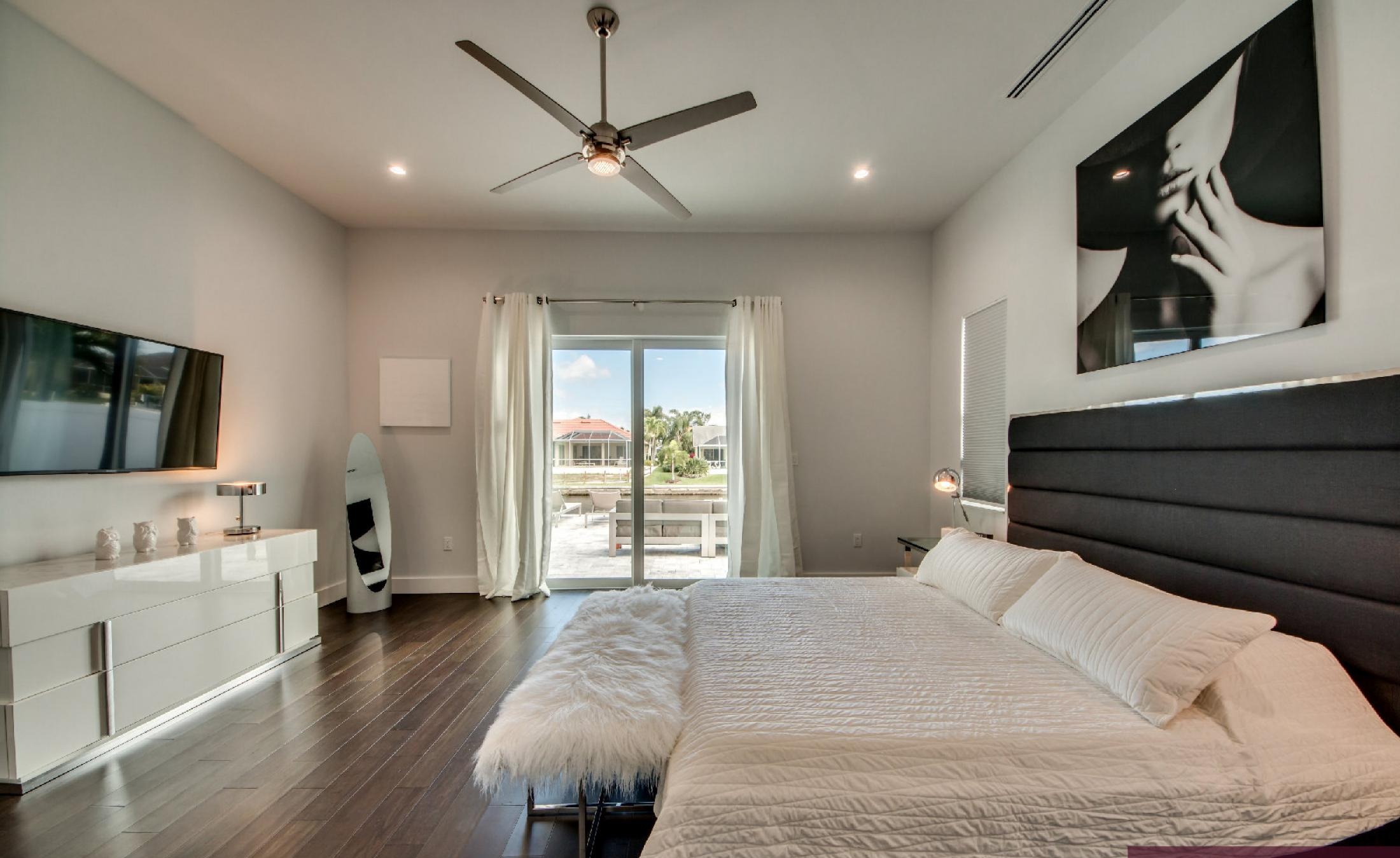 Moderne Villa am Kanal mit privatem Bootsdock und Infinity-Pool mit Spa.