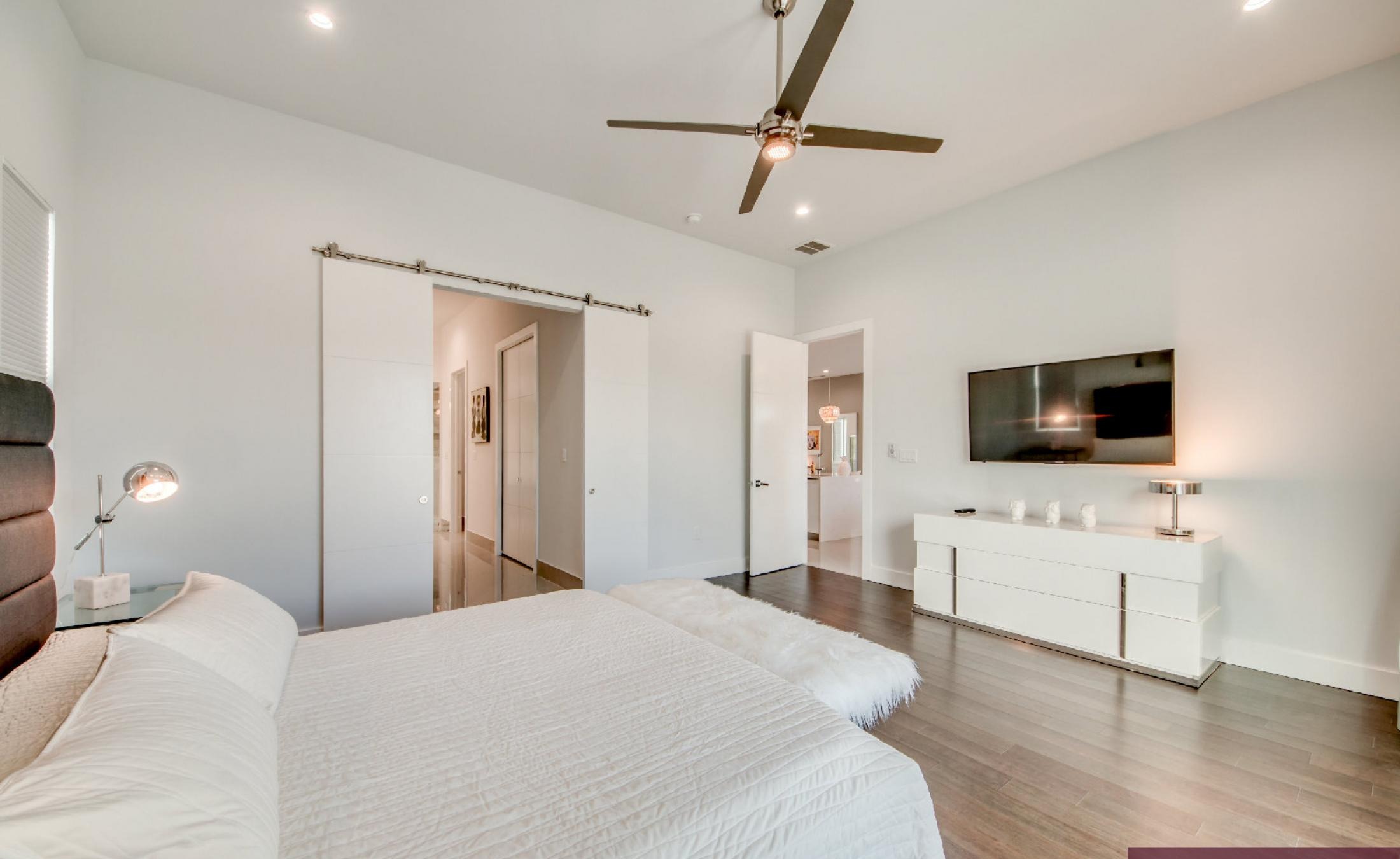 Blick vom Pooldeck auf den Kanal mit privatem Bootsdock.