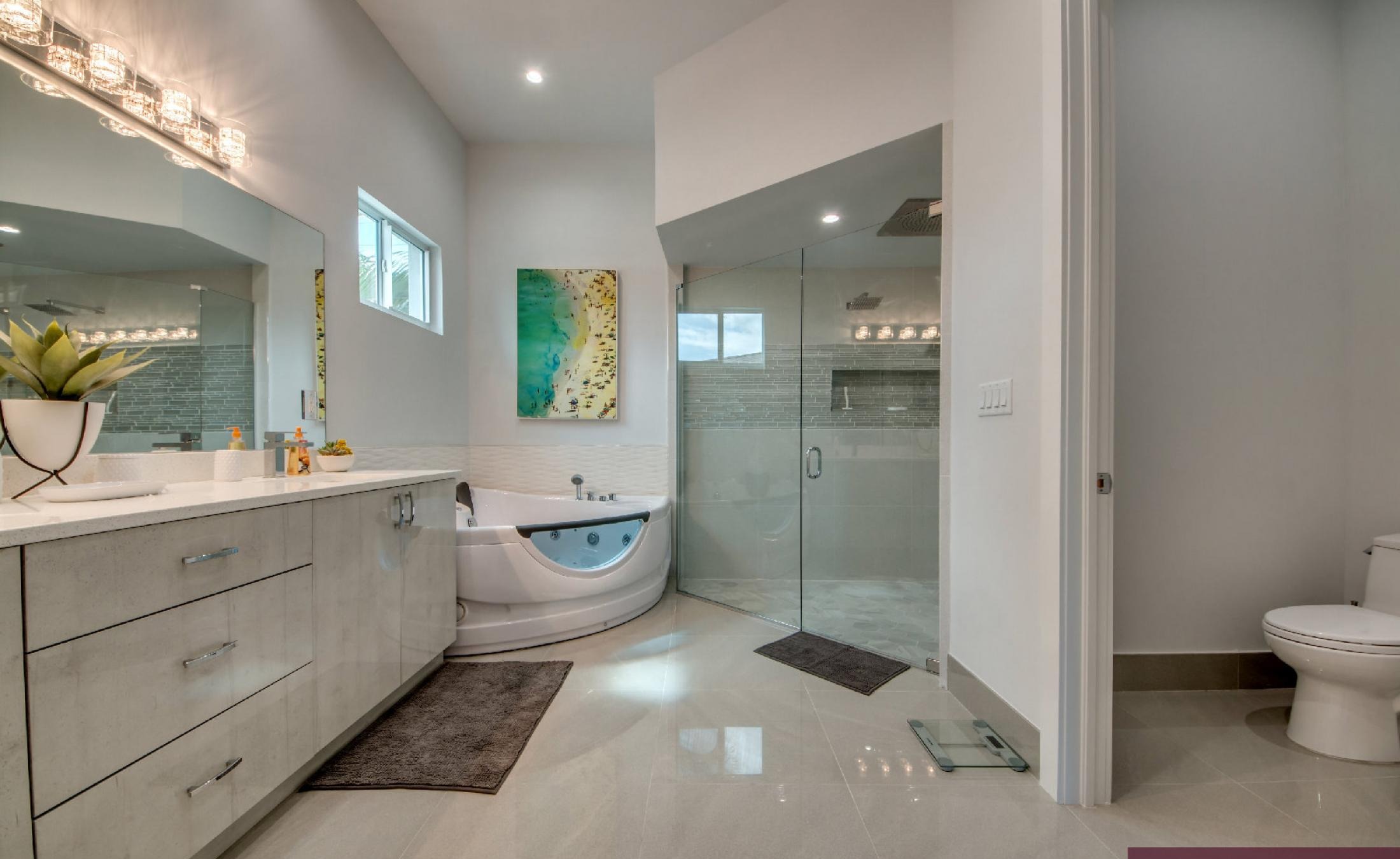 Moderner Poolbereich mit Salzwasser-Infinity-Pool und Spa am Kanal mit Bootsdock.