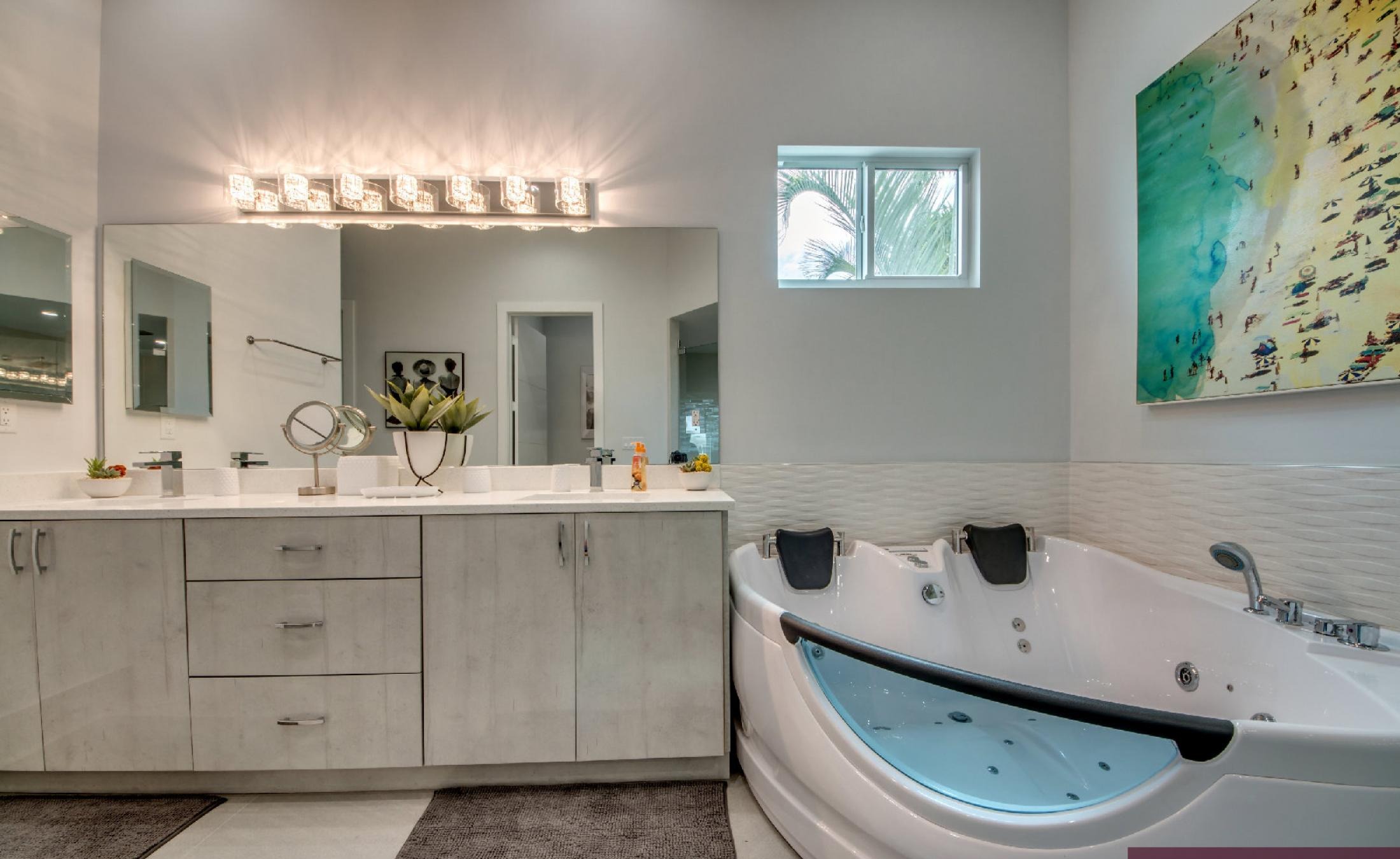 Moderner Poolbereich mit Infinity-Pool und Blick auf den Kanal.