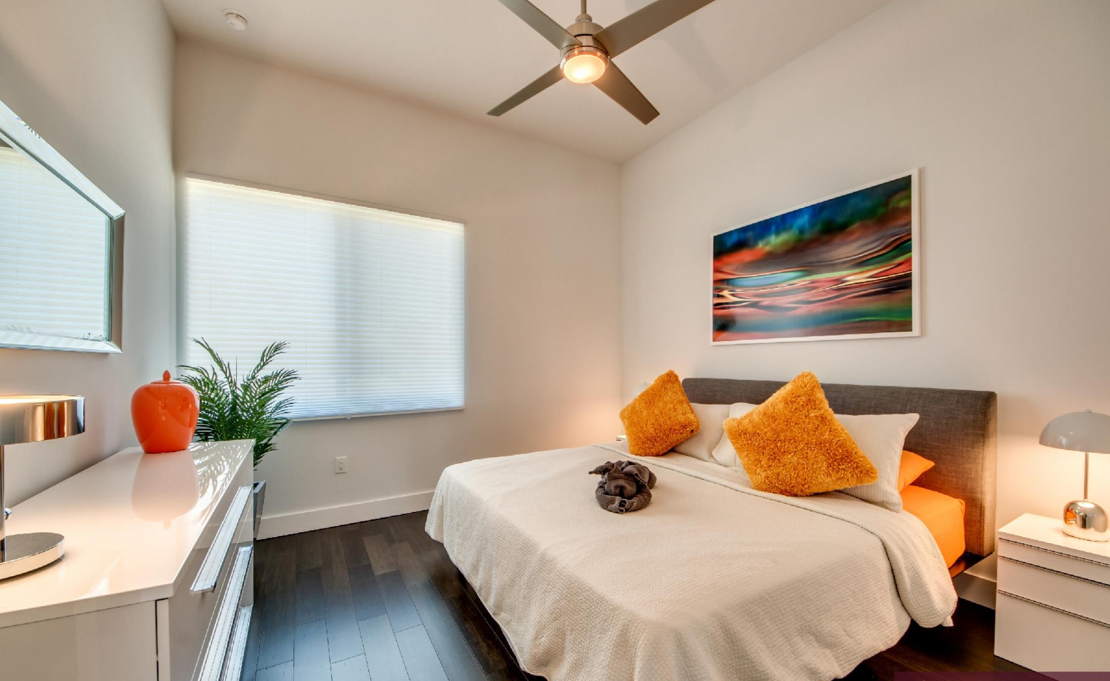 Moderner Salzwasser-Infinity-Pool mit Spa auf der Terrasse am Kanal mit Bootsdock.