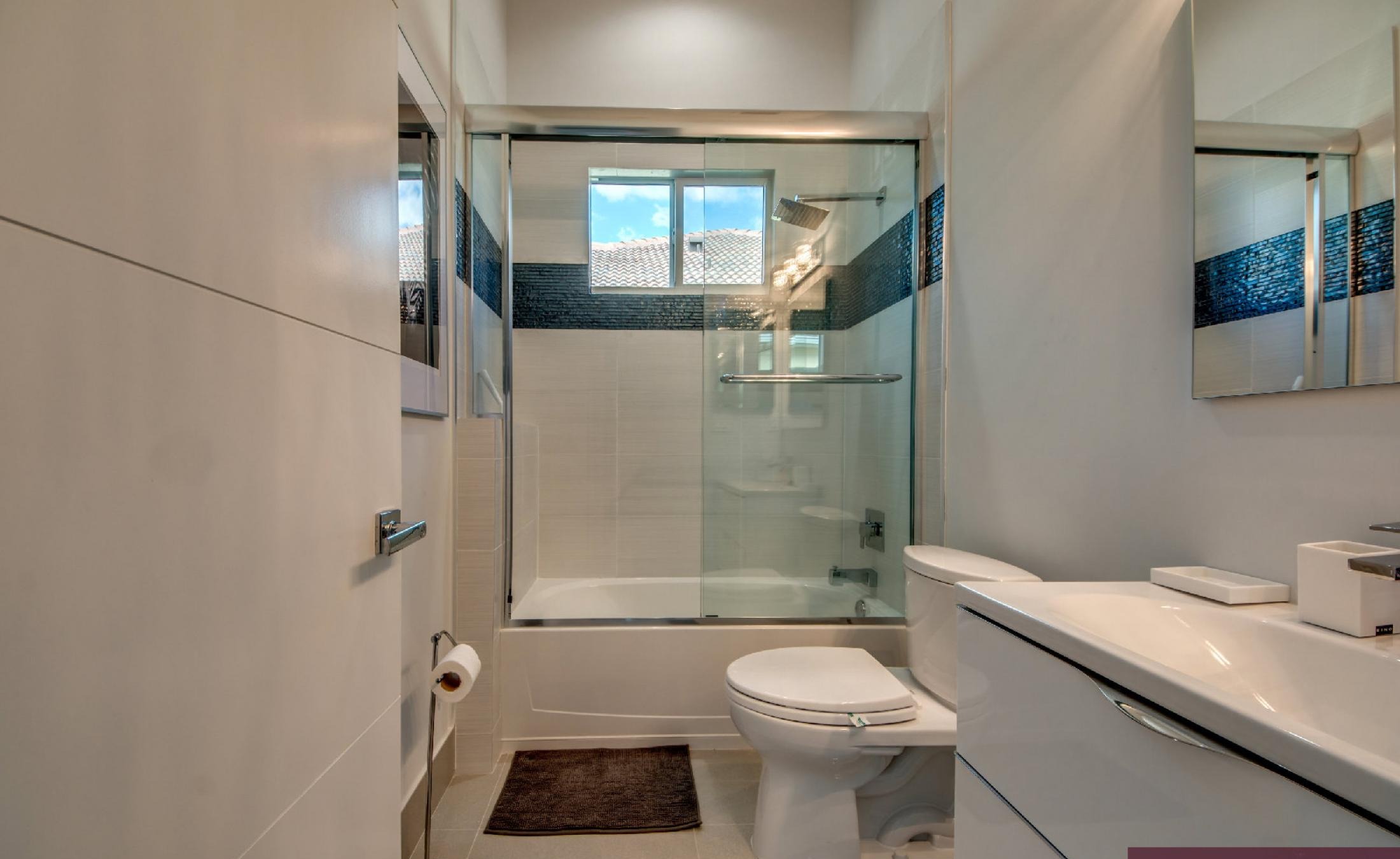 Moderne Villa am Kanal mit privatem Bootsdock und Infinity-Pool mit Spa.