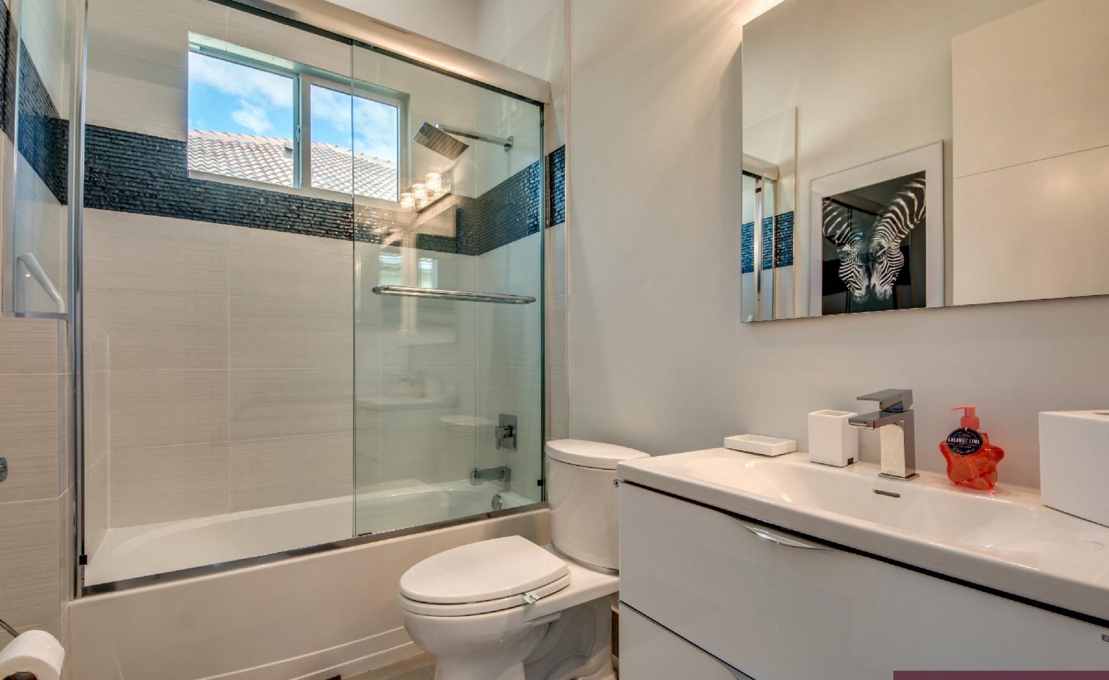 Moderne Villa am Kanal mit Bootsdock und Infinity-Pool mit Spa.