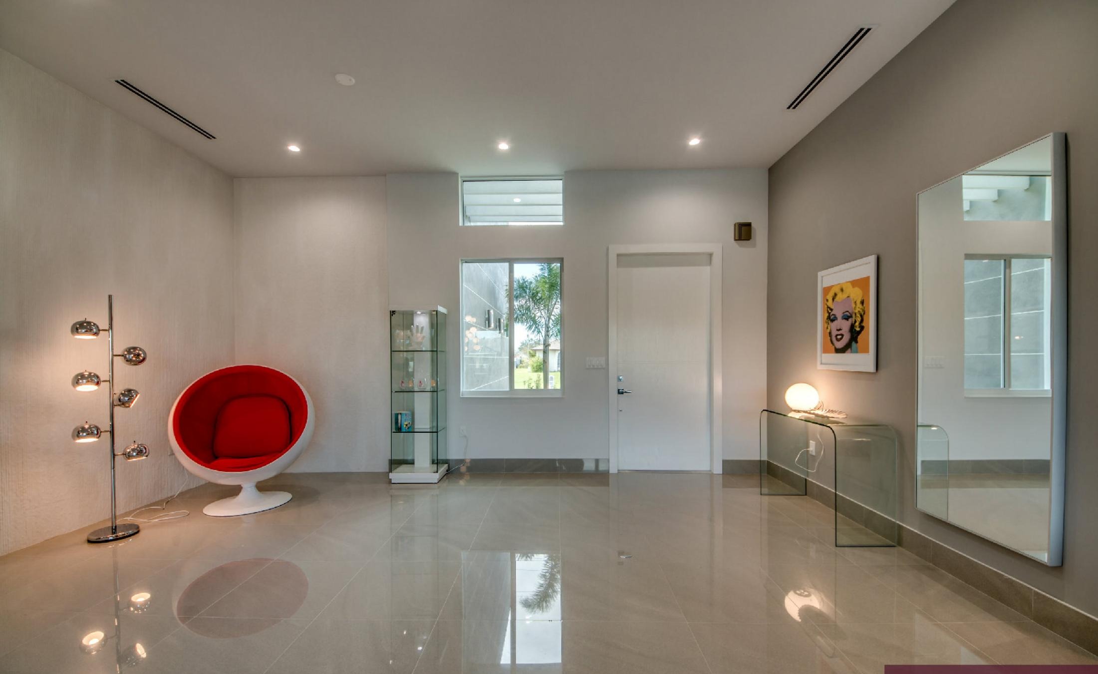 Moderne Villa am Kanal mit Pooldeck und Wasserblick.