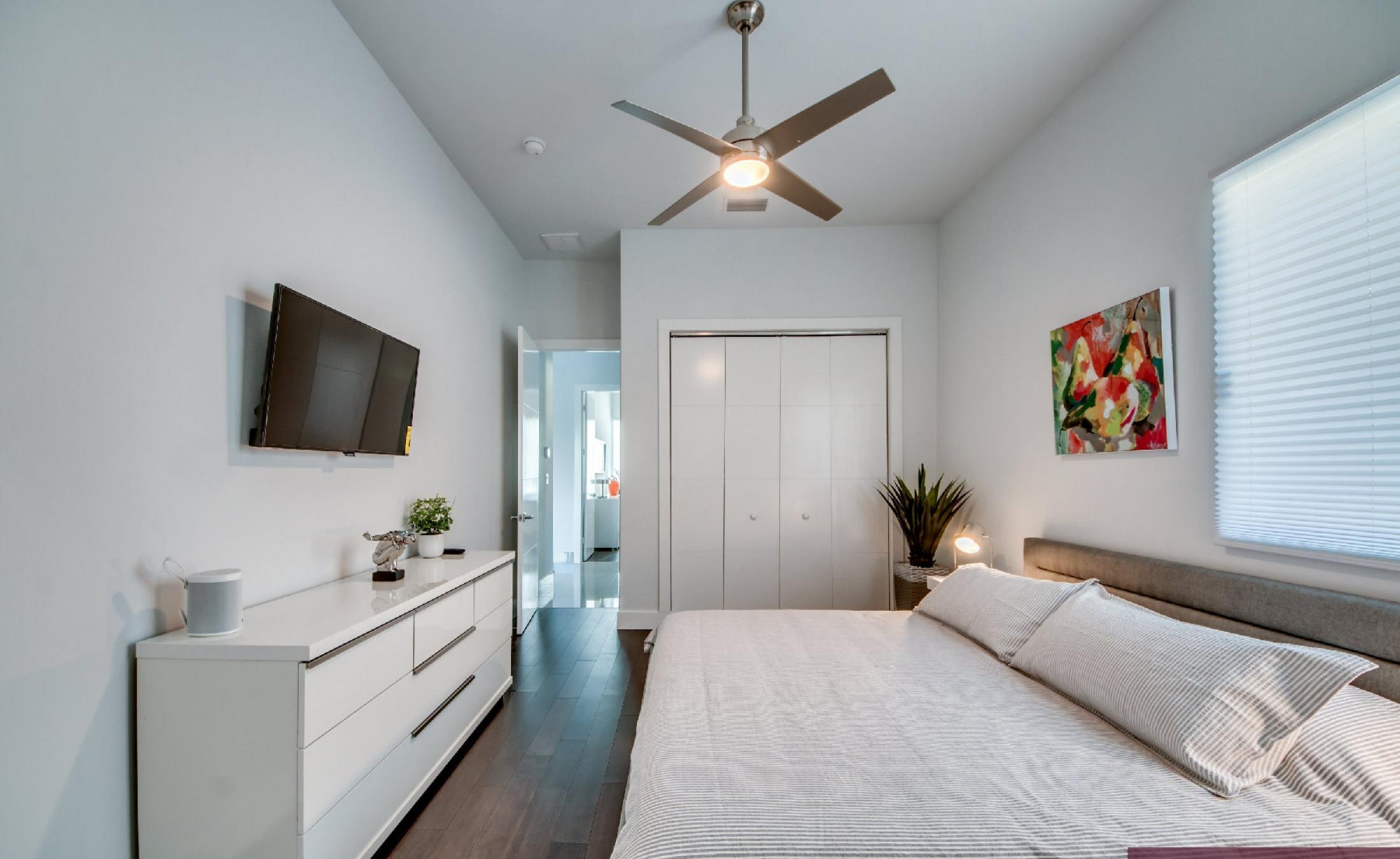 Modernes Ferienhaus am Kanal mit privatem Bootsdock und Infinity-Pool.