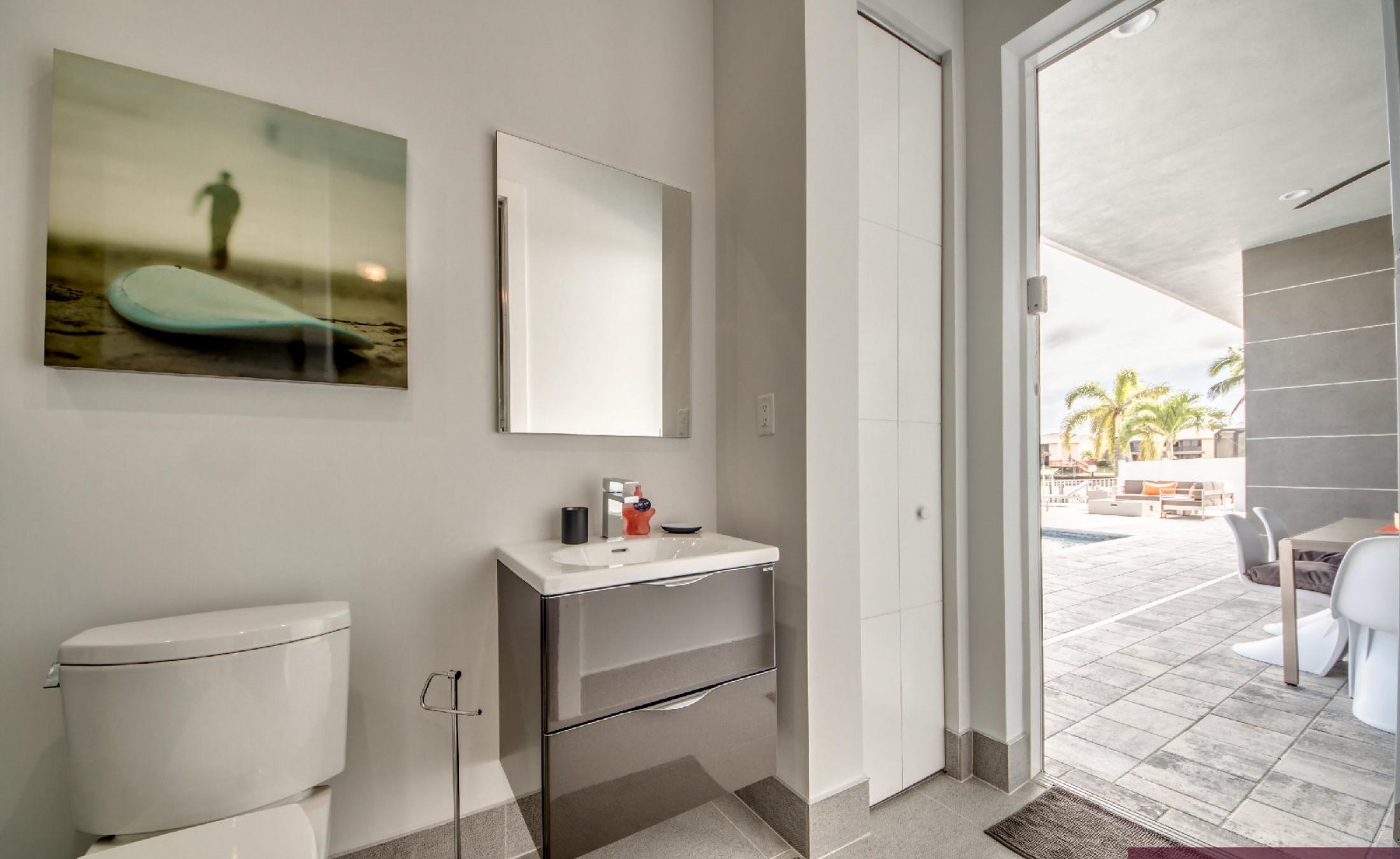 Moderner Poolbereich mit Infinity-Pool und Blick auf den Kanal.