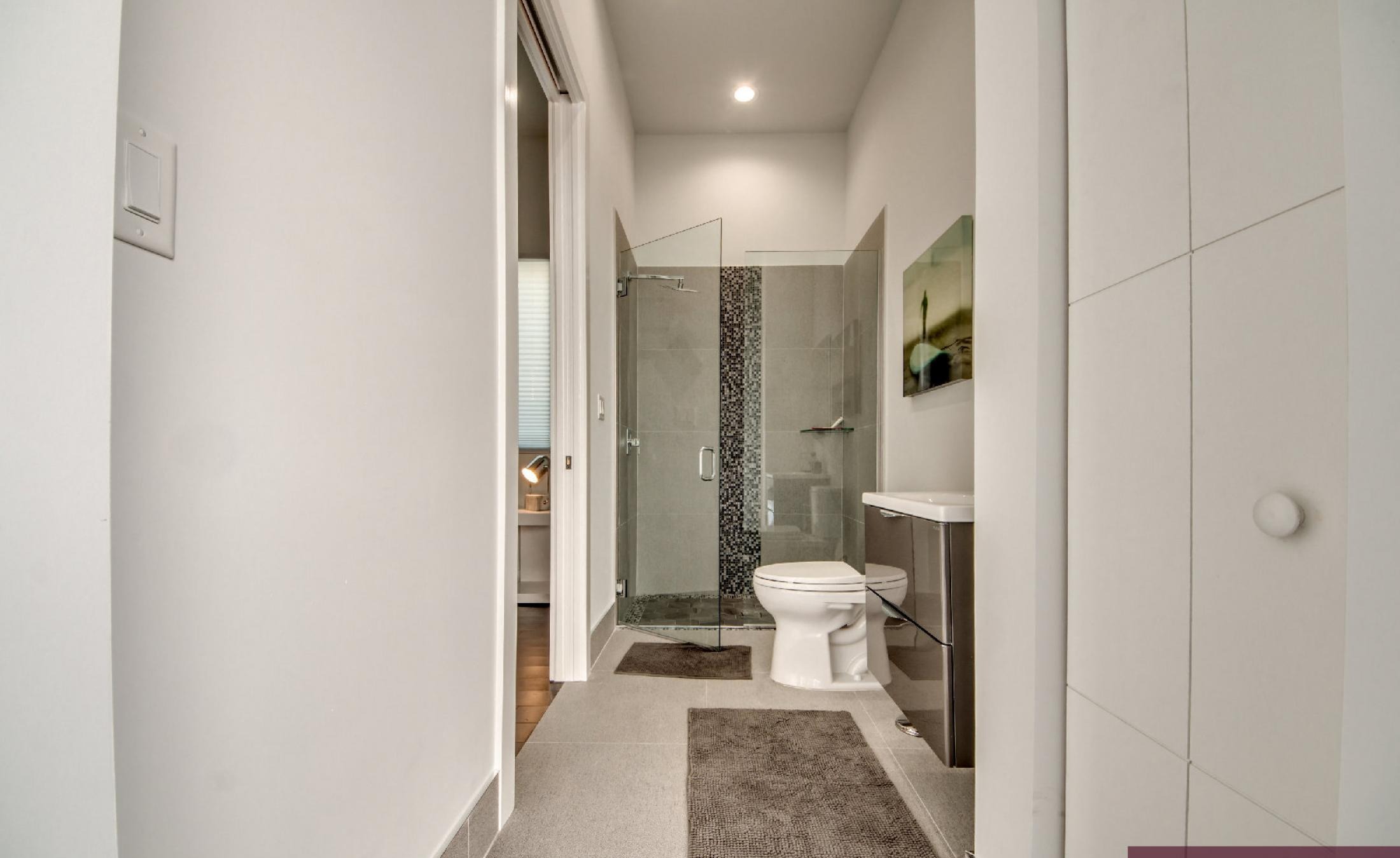 Moderner Poolbereich mit Salzwasser-Infinity-Pool und Blick auf den Kanal mit Bootsdock.