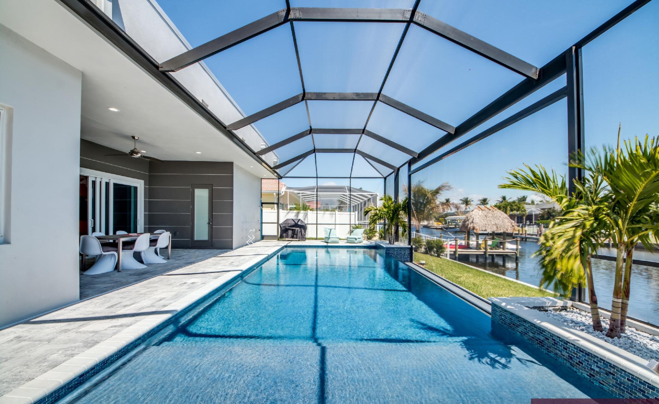 Moderner Poolbereich mit Infinity-Pool und Blick auf den Kanal.
