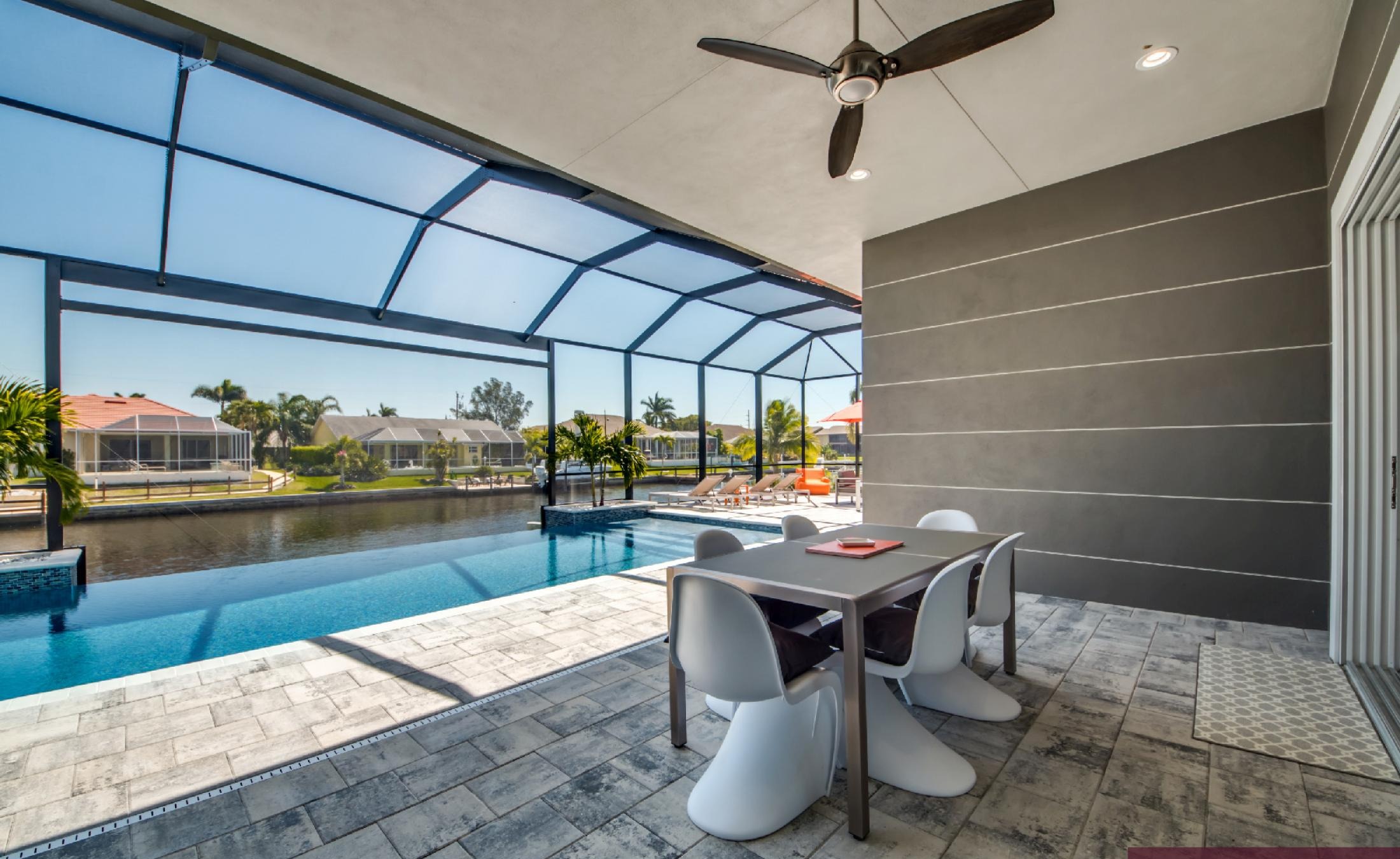 Moderne Villa am Kanal mit privatem Bootsdock und Infinity-Pool.