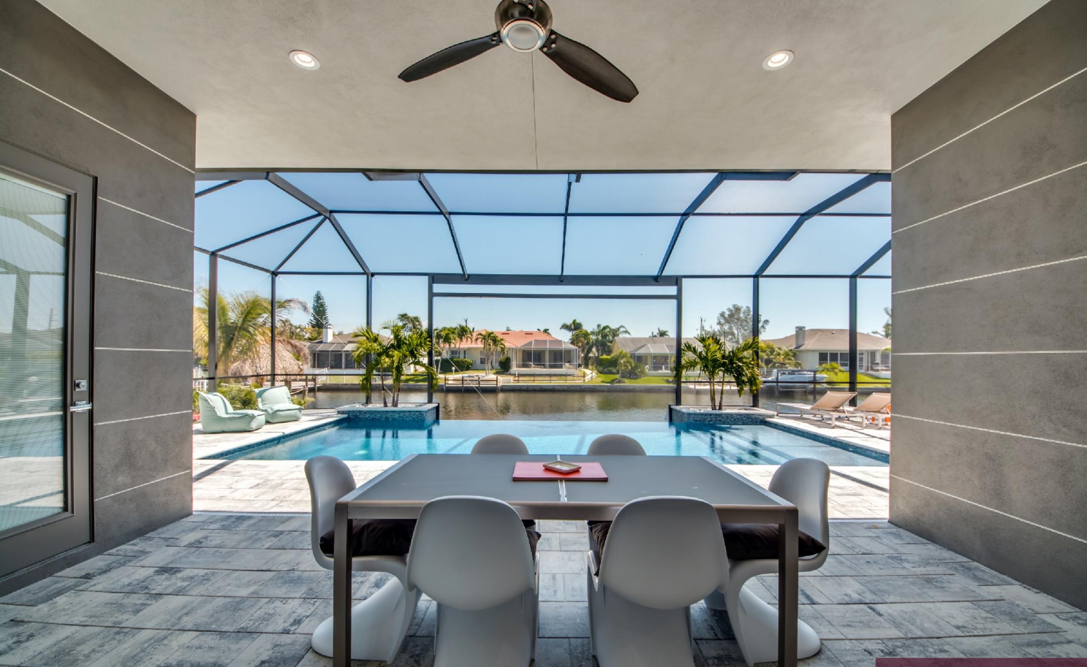 Moderne Villa am Kanal mit privatem Bootsdock und Infinity-Pool mit Spa.