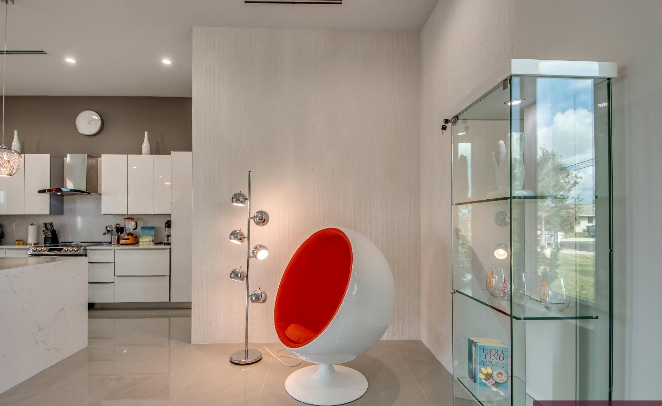 Modernes Ferienhaus am Kanal mit Bootsdock und Infinity-Pool.