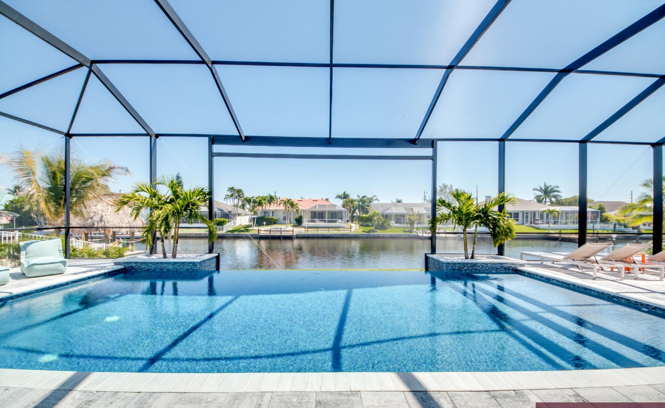 Moderne Villa am Kanal mit privatem Bootsdock und Infinity-Pool mit Spa.