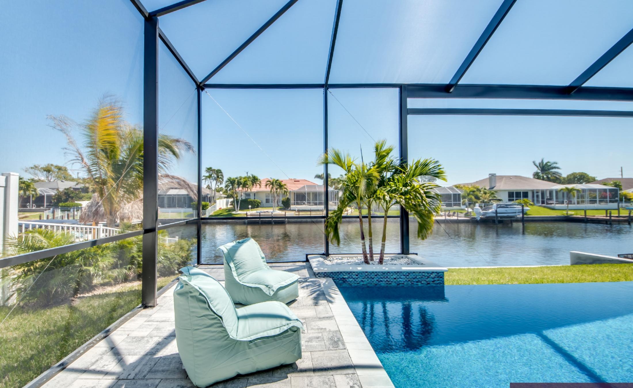 Modernes Ferienhaus am Kanal mit Bootsdock und Infinity-Pool mit Spa.