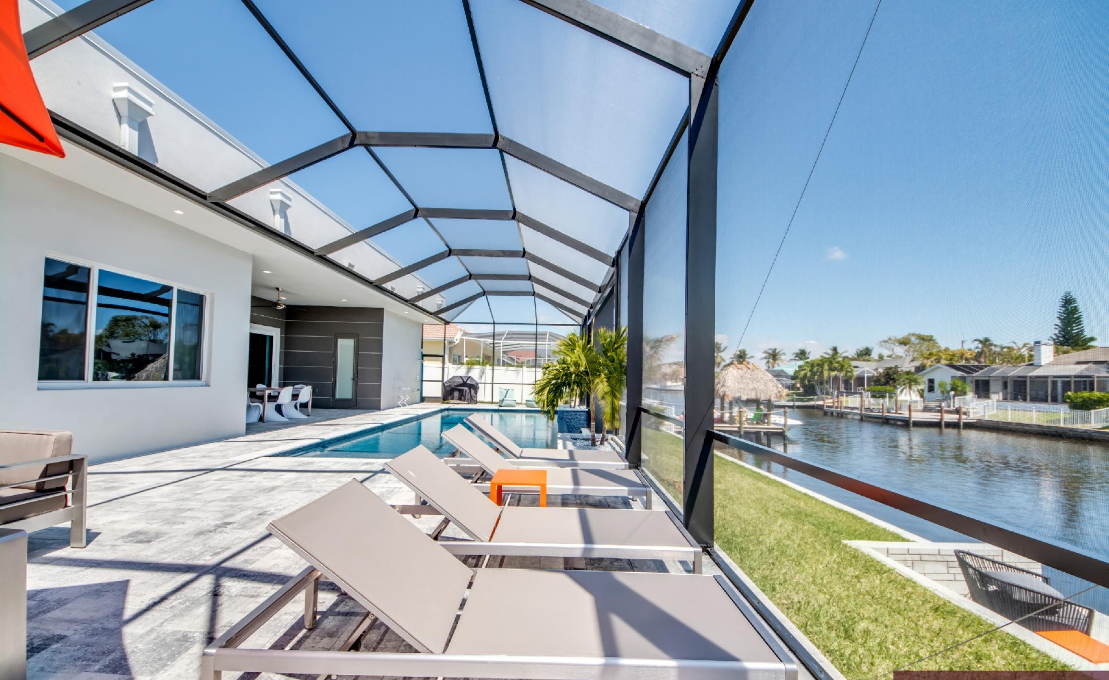 Moderne Villa am Kanal mit privatem Bootsdock und Infinity-Pool mit Spa.