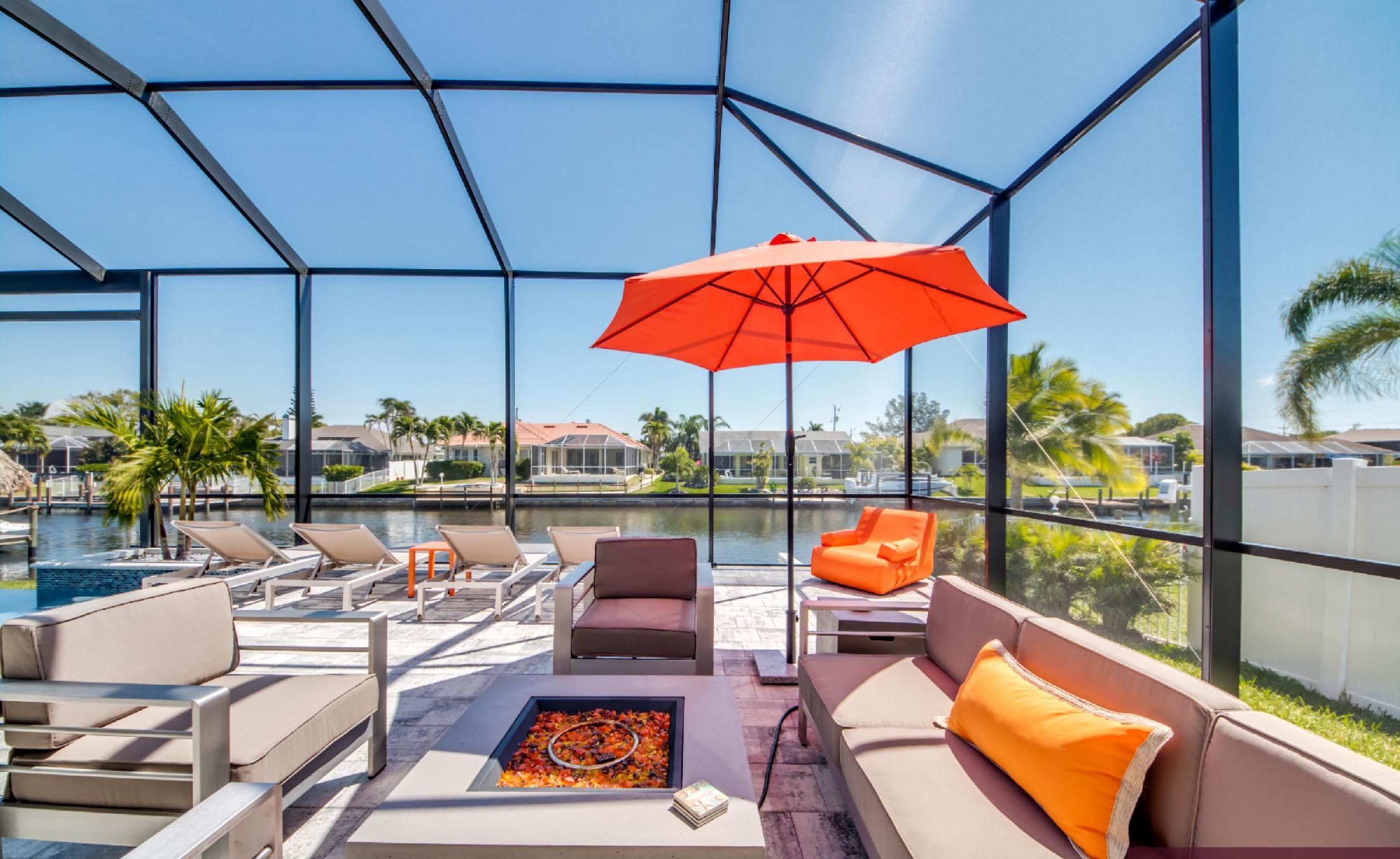 Modernes Ferienhaus am Kanal mit Bootsdock und Infinity-Pool.