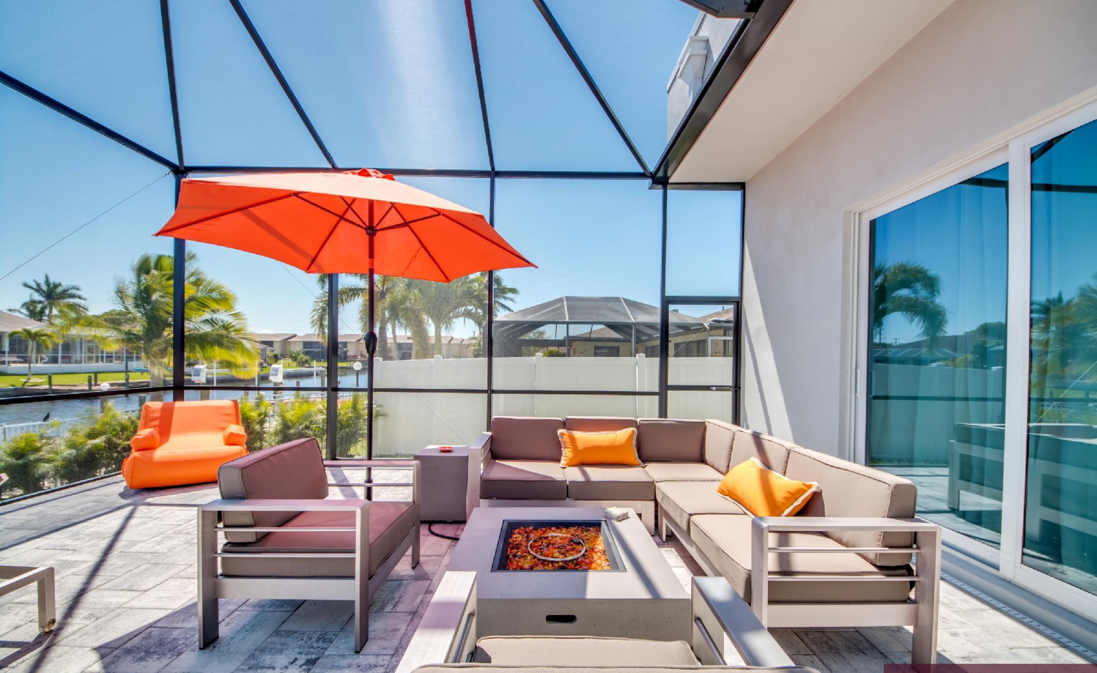 Moderner Salzwasser-Infinity-Pool mit Spa auf dem Pooldeck am Kanal mit Bootsdock.