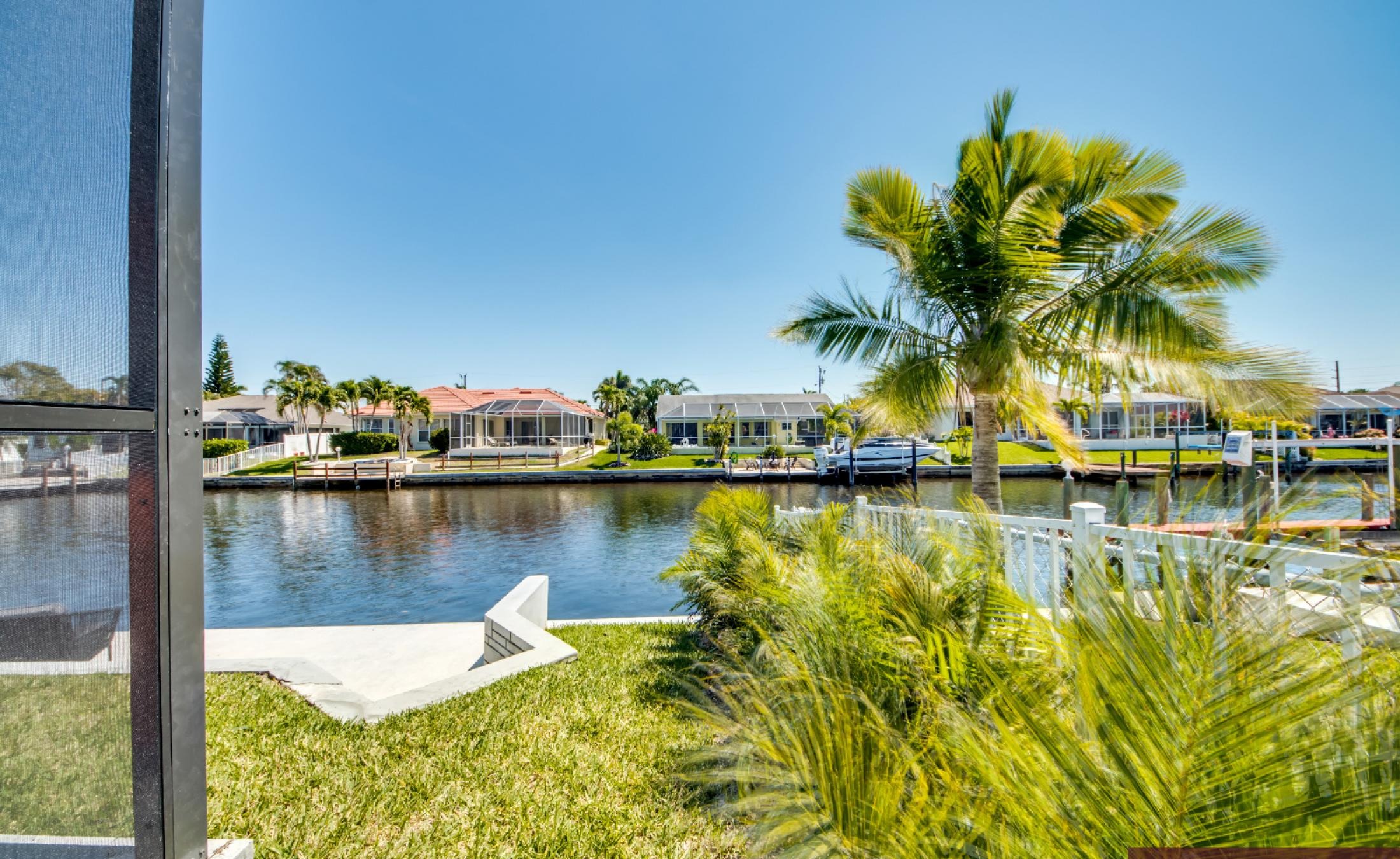 Moderne Villa am Kanal mit privatem Bootsdock und Infinity-Pool.