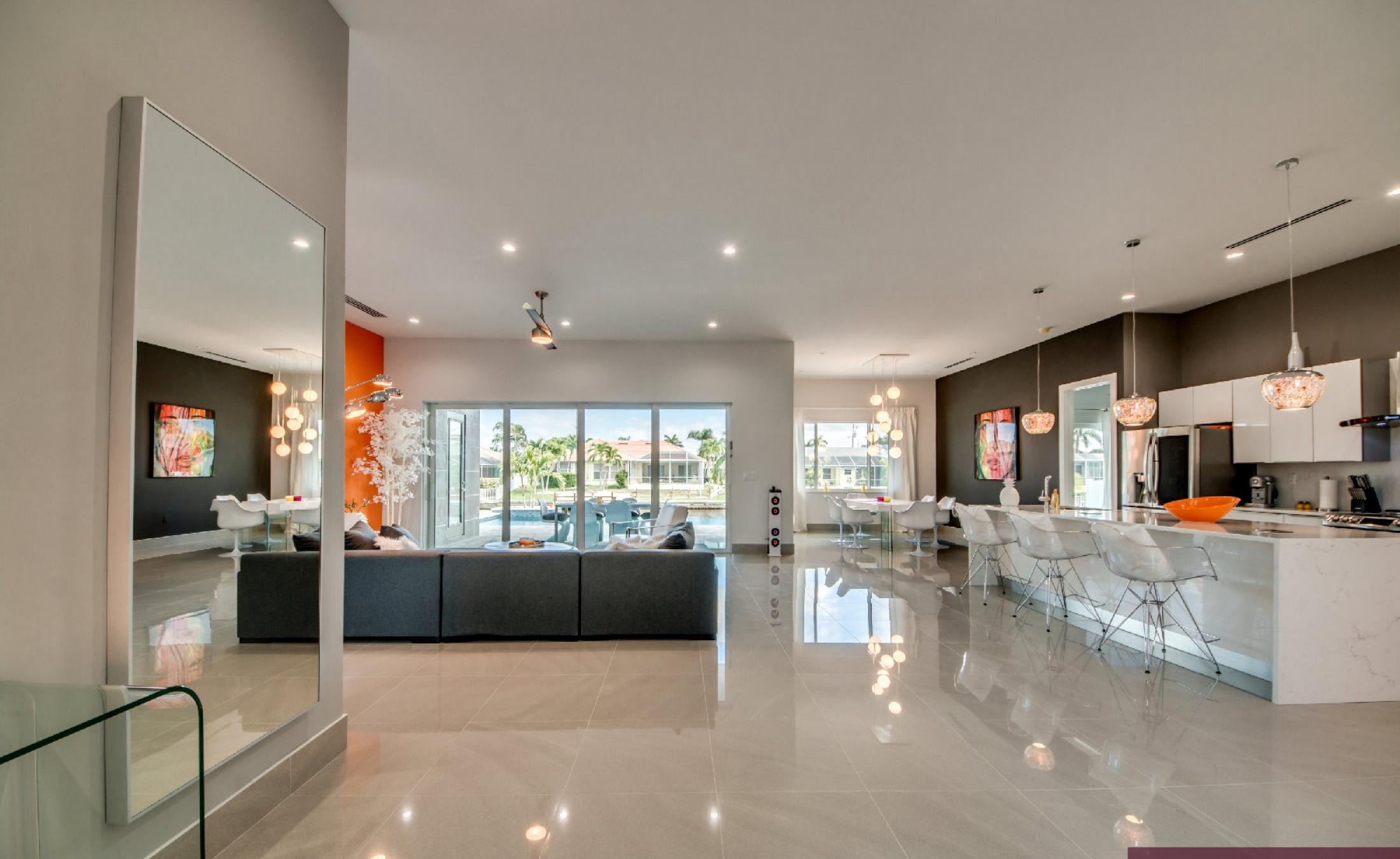 Moderne Villa am Kanal mit privatem Bootsdock und Infinity-Pool.