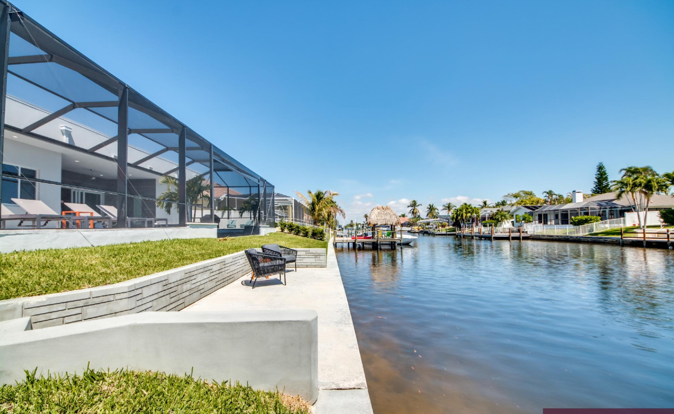 Modernes Ferienhaus am Kanal mit privatem Bootsdock und Infinity-Pool.