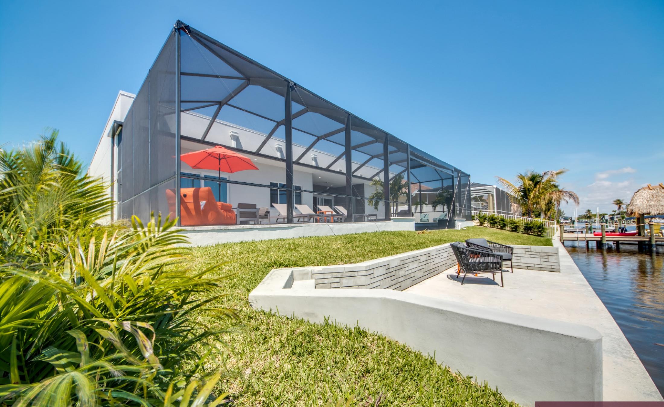 Moderne Villa am Kanal mit privatem Bootsdock und Infinity-Pool mit Spa.