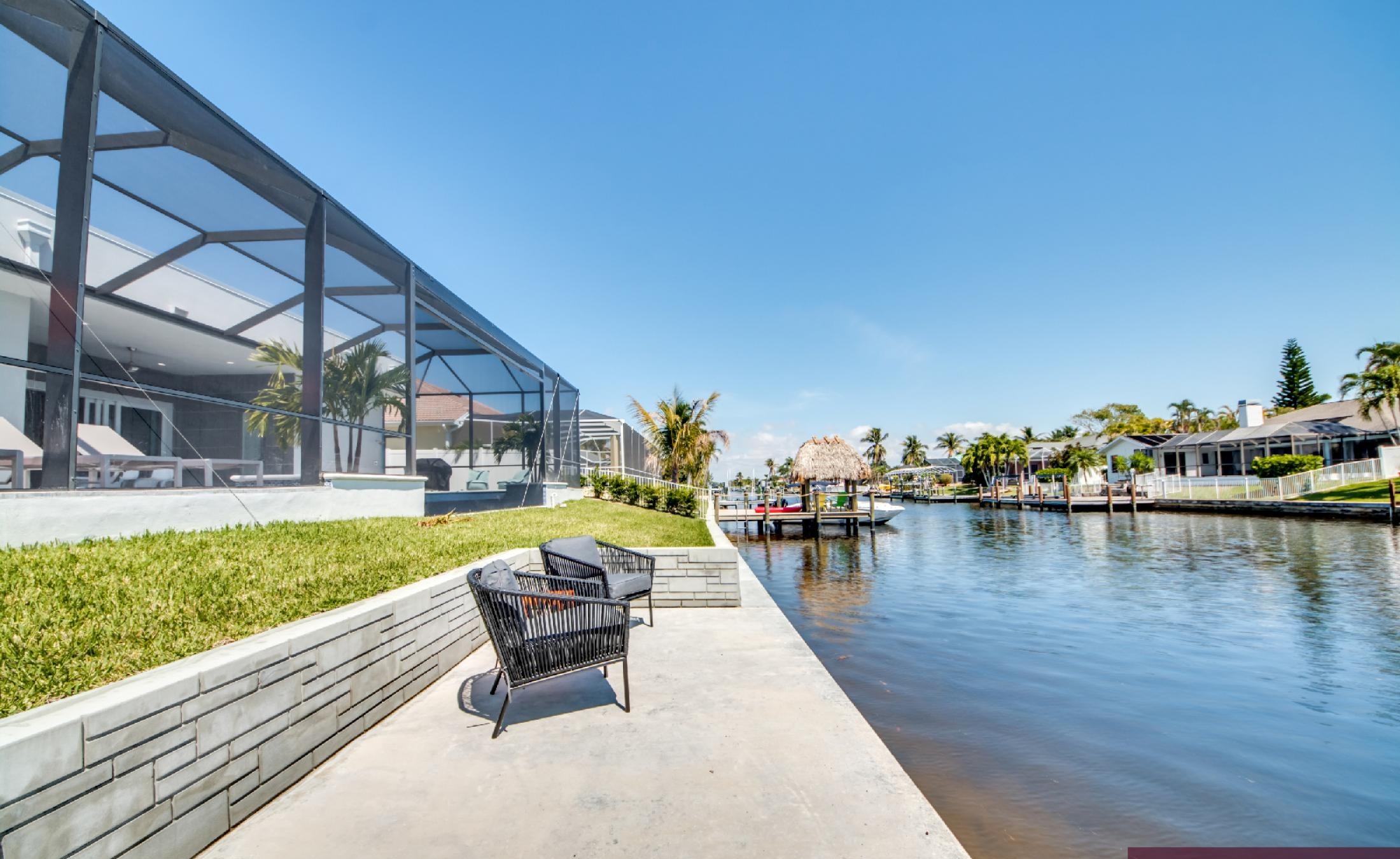 Modernes Ferienhaus am Kanal mit Bootsdock und Infinity-Pool.