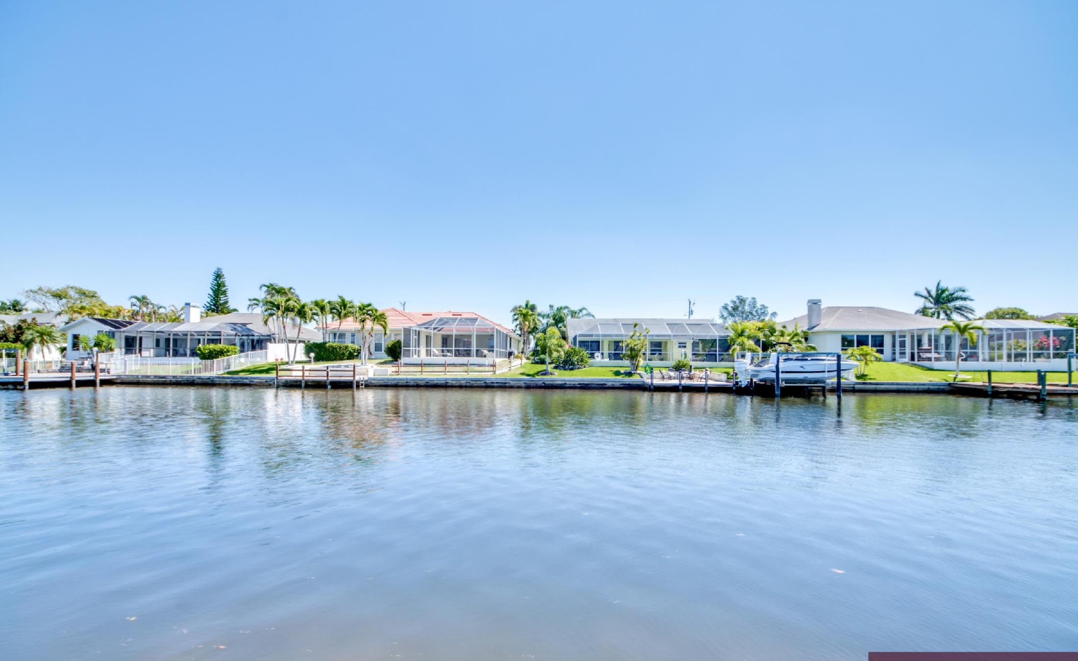 Moderne Villa am Kanal mit Bootsdock und Infinity-Pool mit Spa.