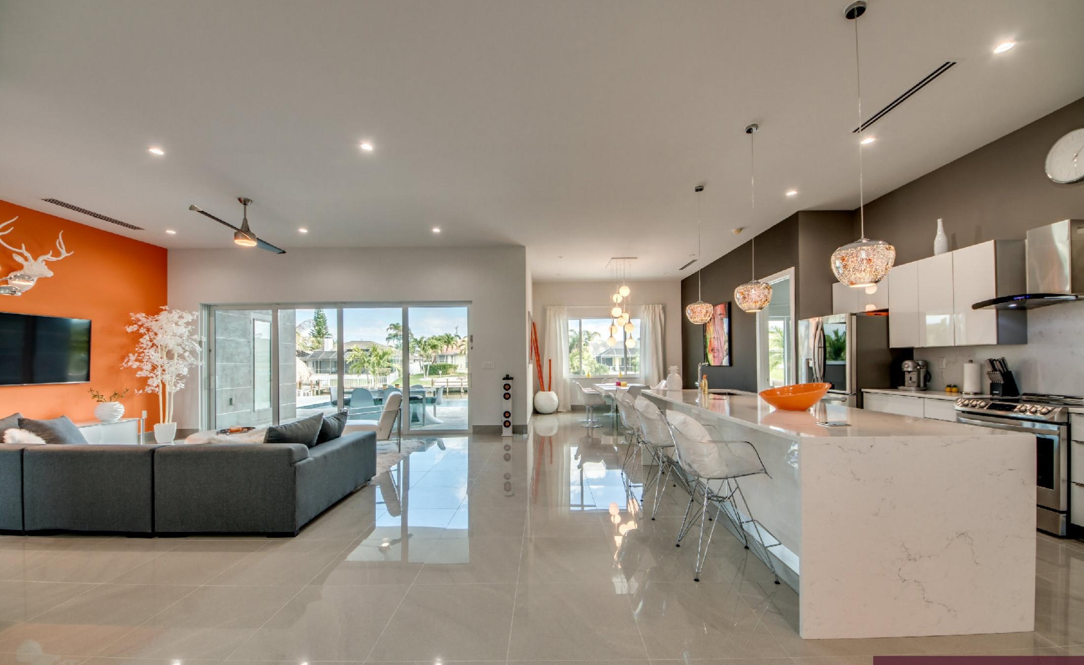 Moderner Infinity-Pool mit Spa am Kanal, mit Blick aufs Wasser und privatem Bootsdock.