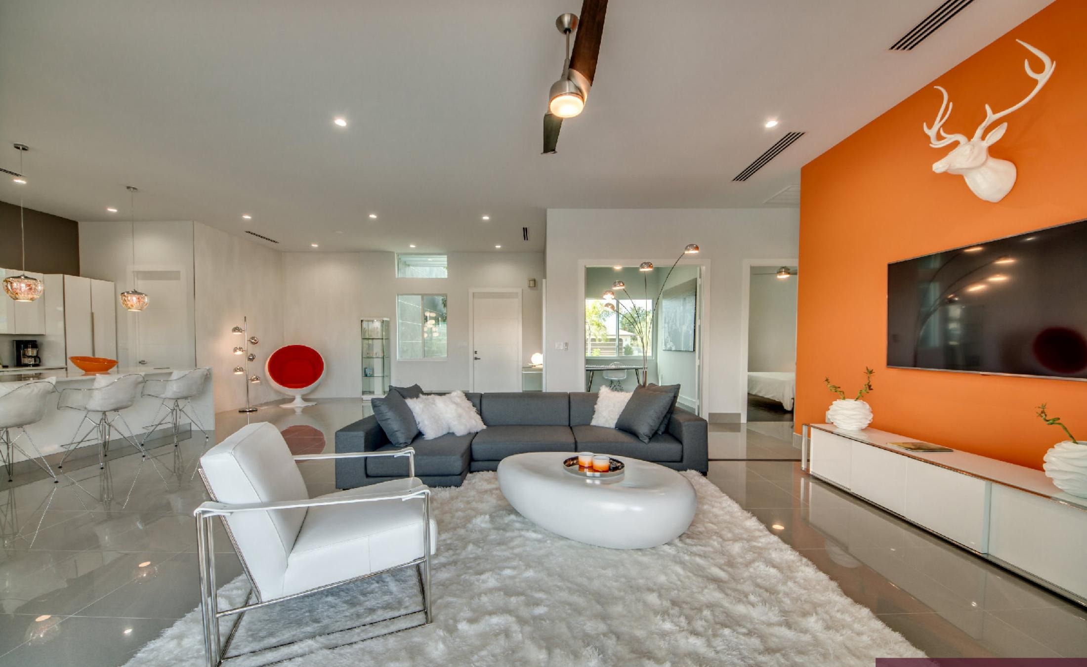 Moderner Poolbereich mit Infinity-Pool und Blick auf den Kanal.