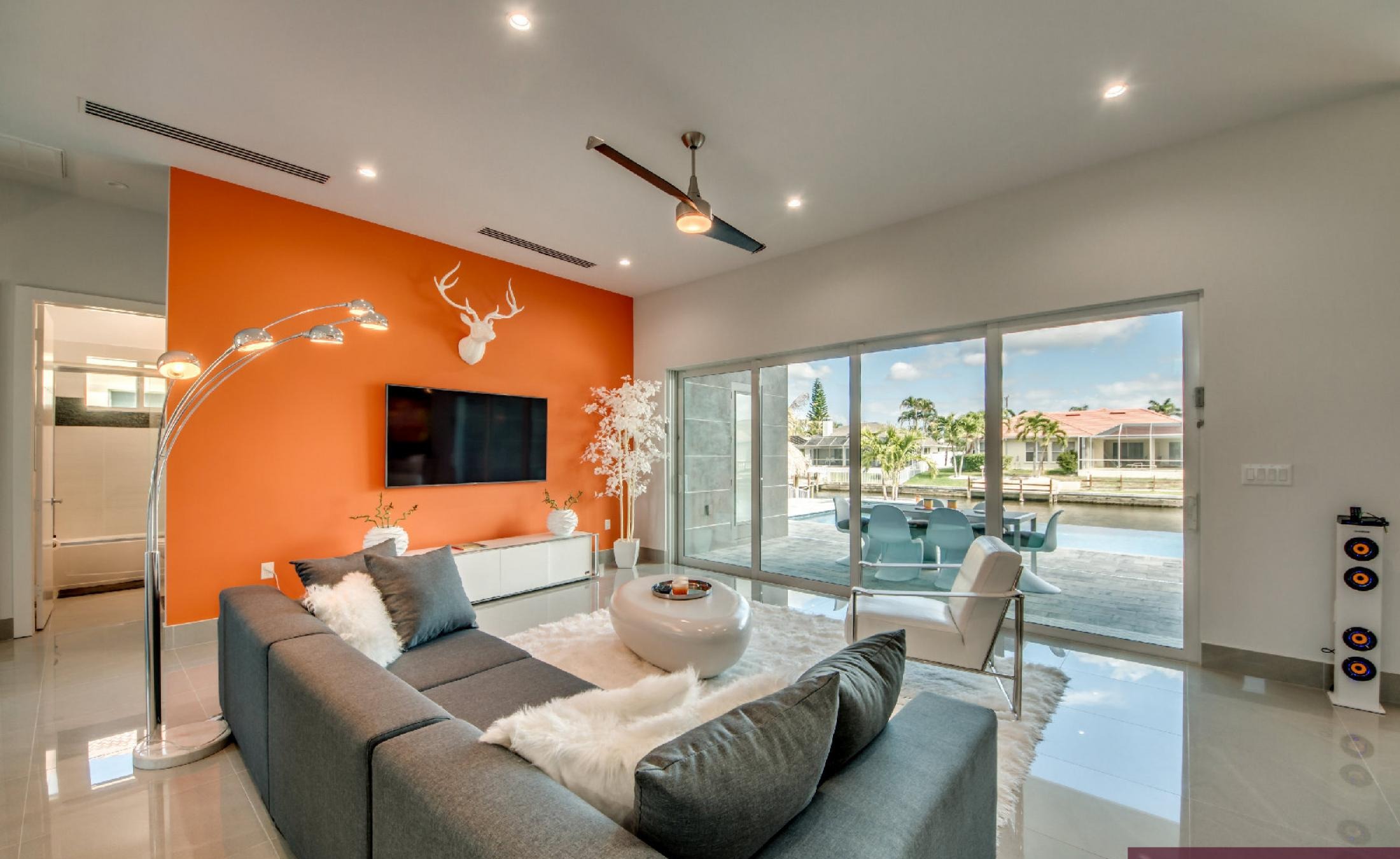 Modernes Ferienhaus am Kanal mit privatem Bootsdock und Infinity-Pool.