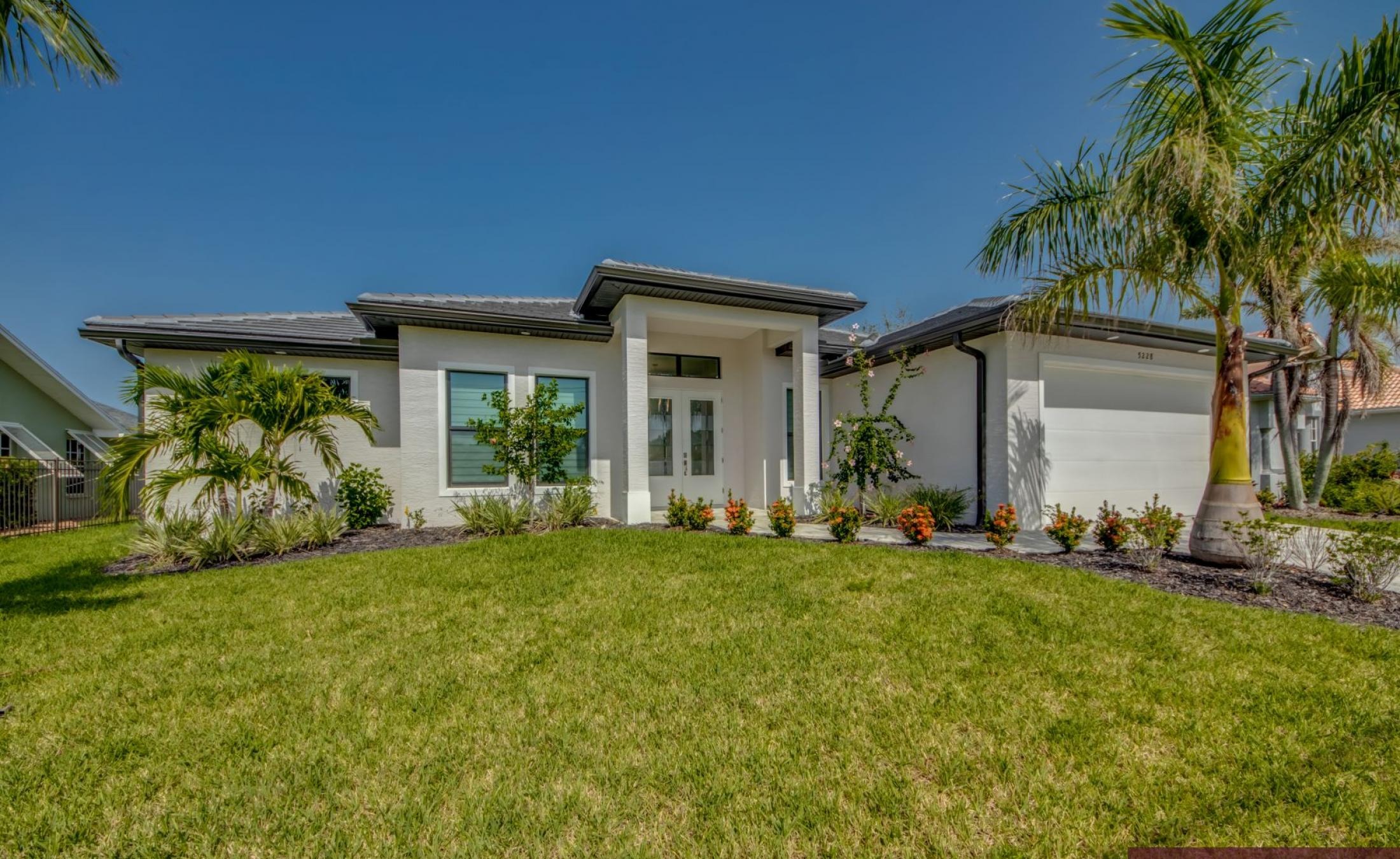 Moderne Villa am Kanal mit Bootsdock, Pool und Spa.