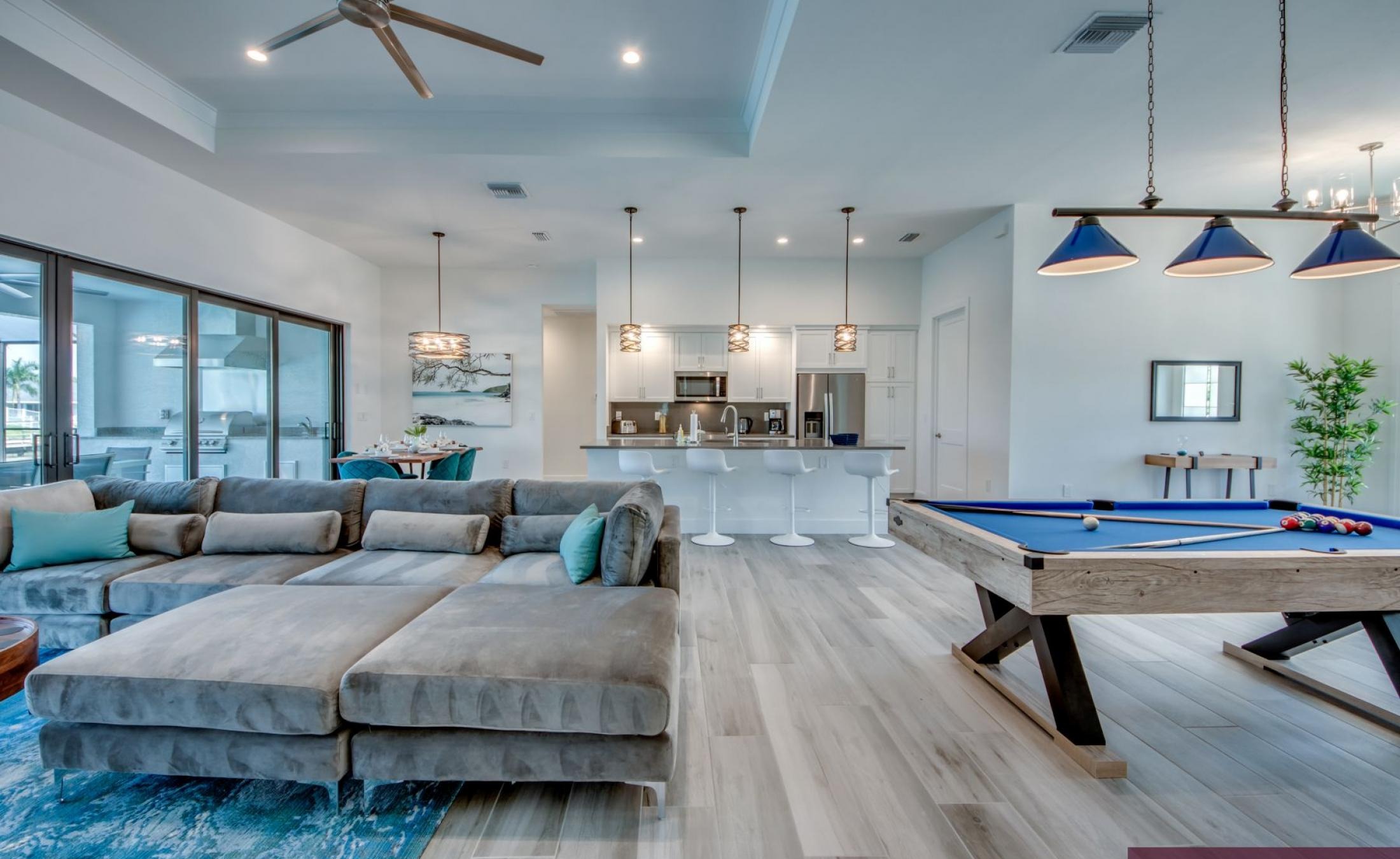 Beheizter Pool und Spa am Kanal mit Bootsdock und Bootslift.