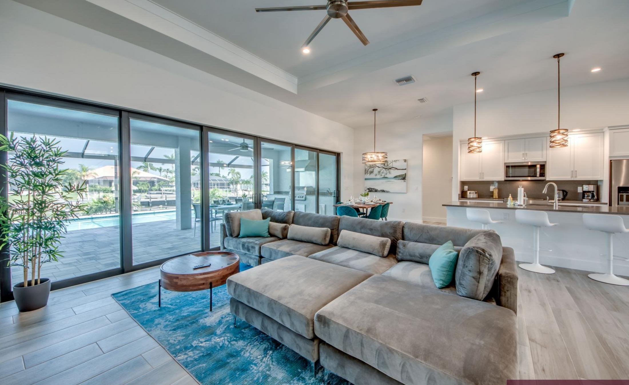 Beheizter Pool und Spa am Kanal mit privatem Bootsdock und Bootslift.