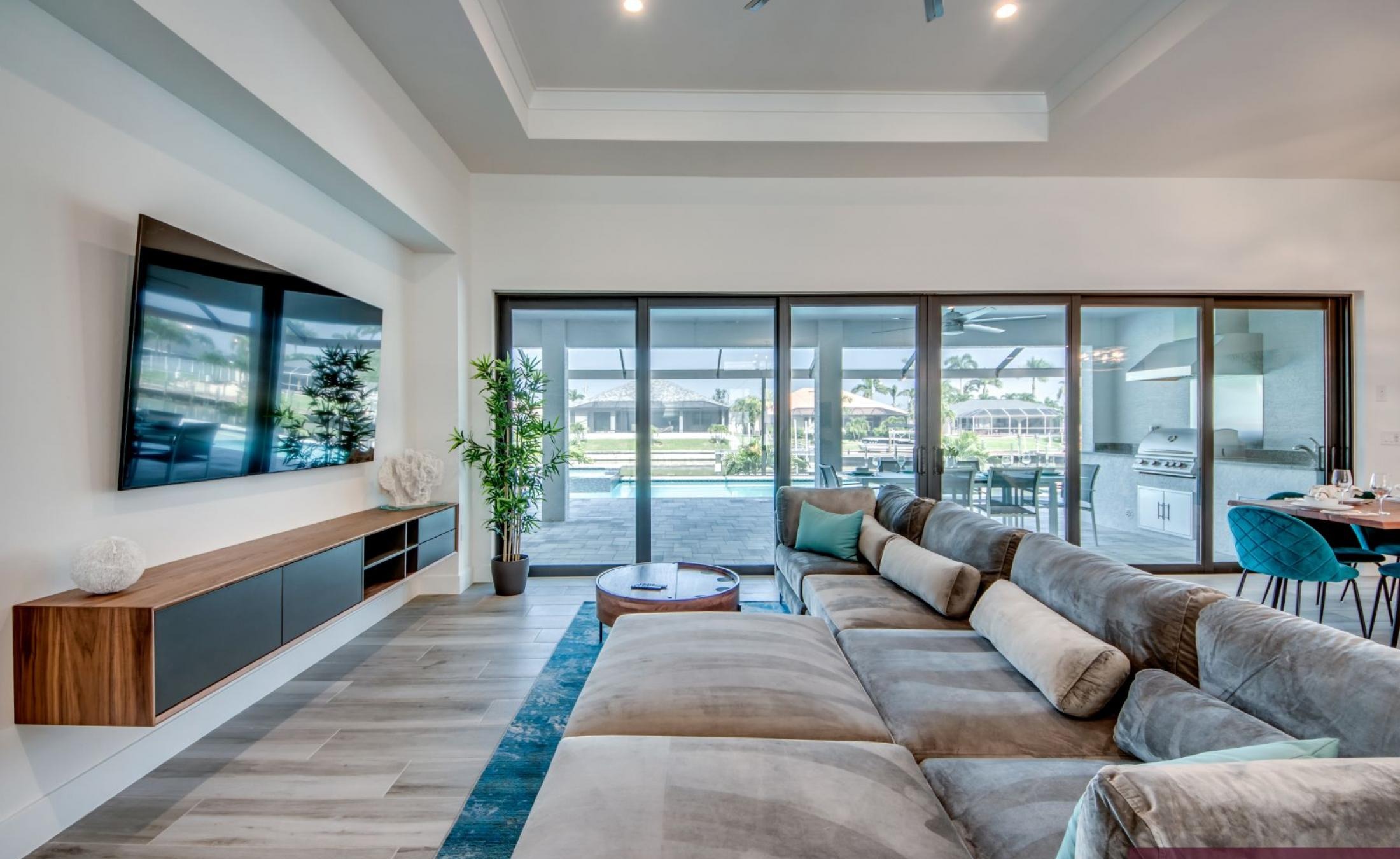 Beheizter Pool mit Spa und Blick auf den Kanal.