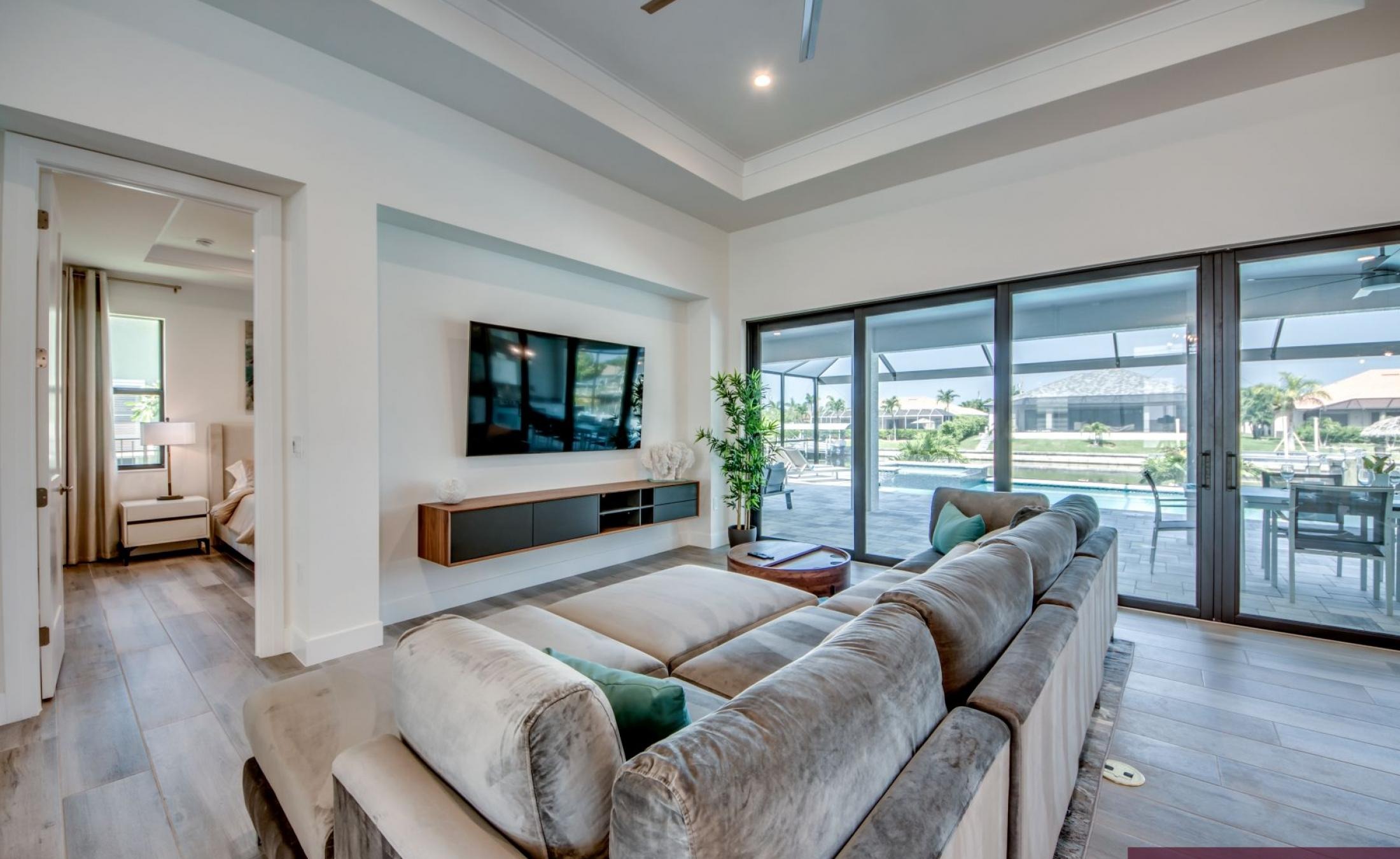 Beheizter Pool mit Spa und Blick auf den Kanal mit Bootsdock.