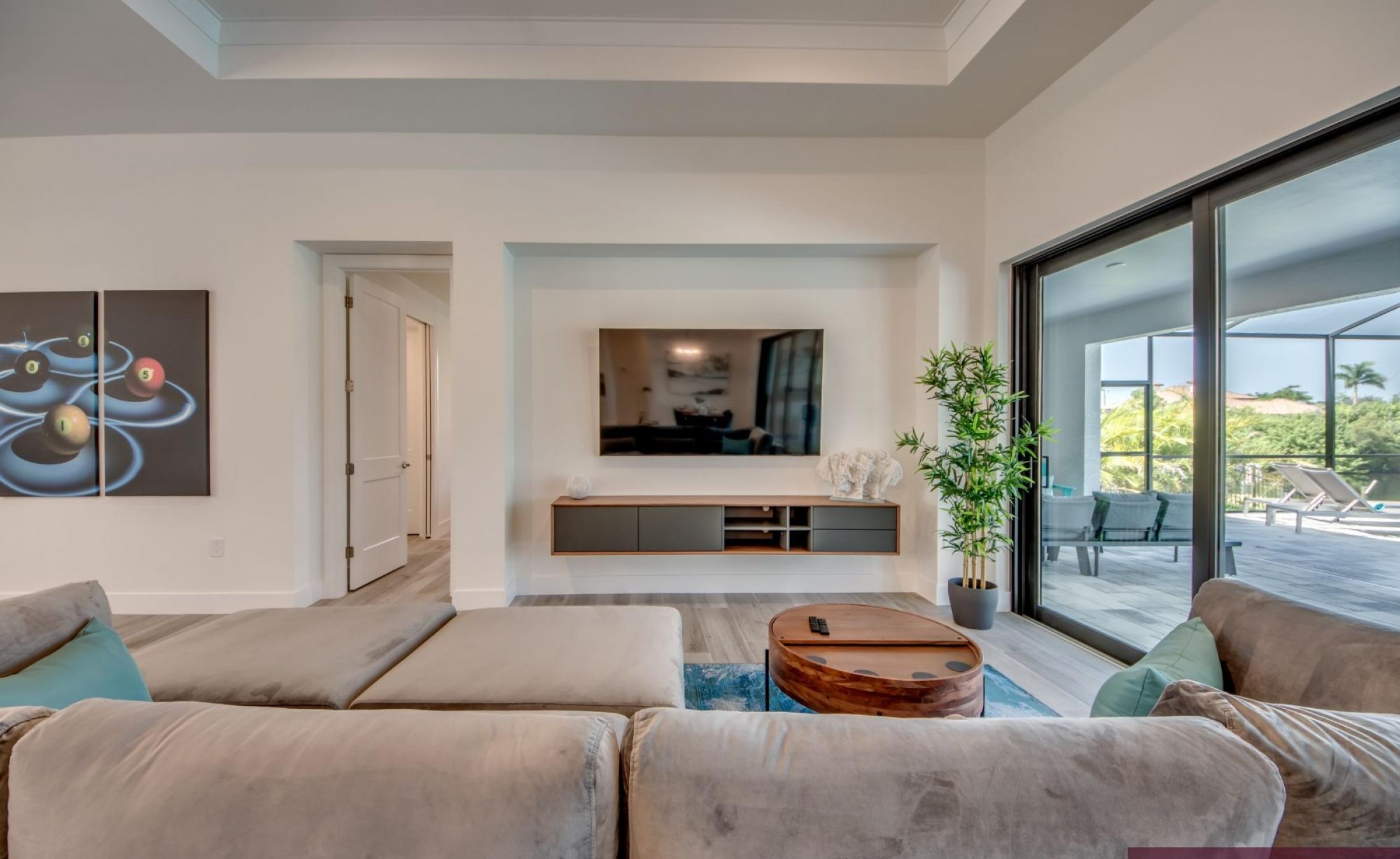 Beheizter Pool und Spa am Kanal mit Bootsdock und Bootslift.