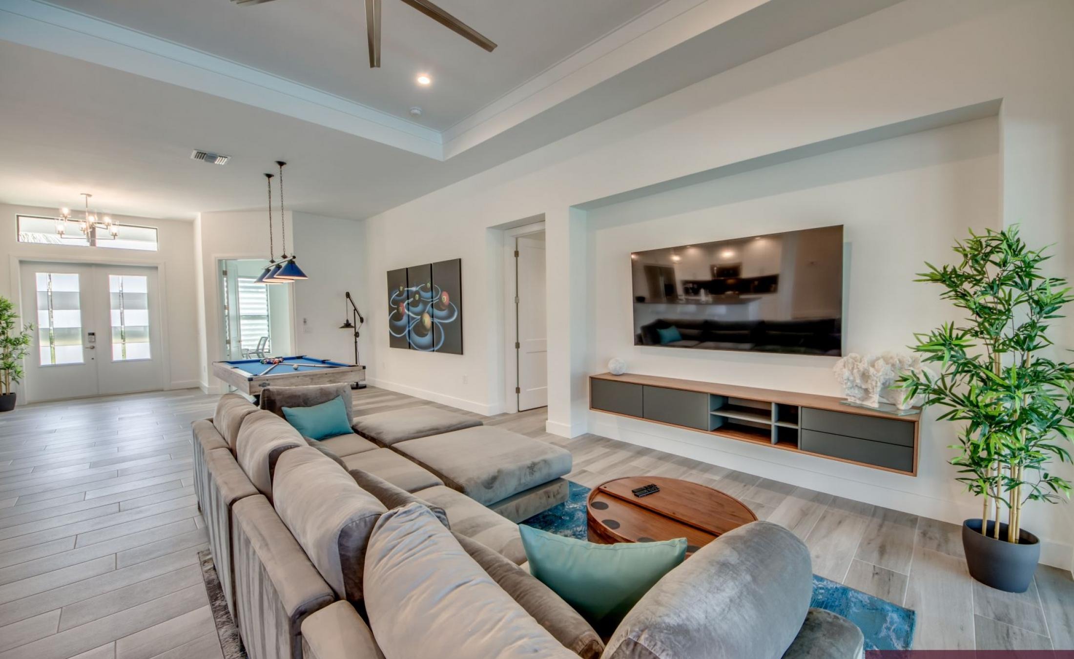 Beheizter Pool und Spa am Kanal mit Bootsdock und Bootslift.