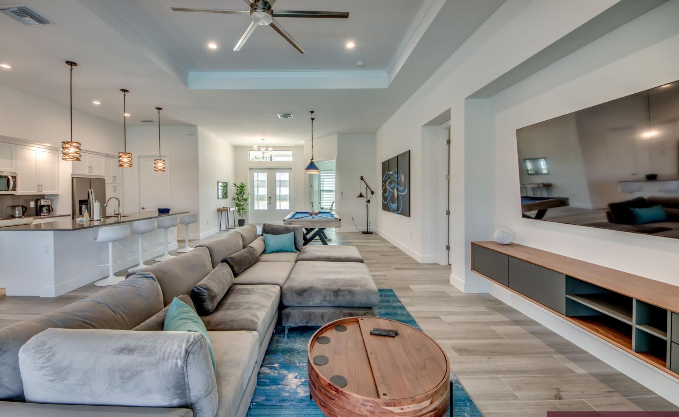 Beheizter Pool mit Spa und Blick auf den Kanal