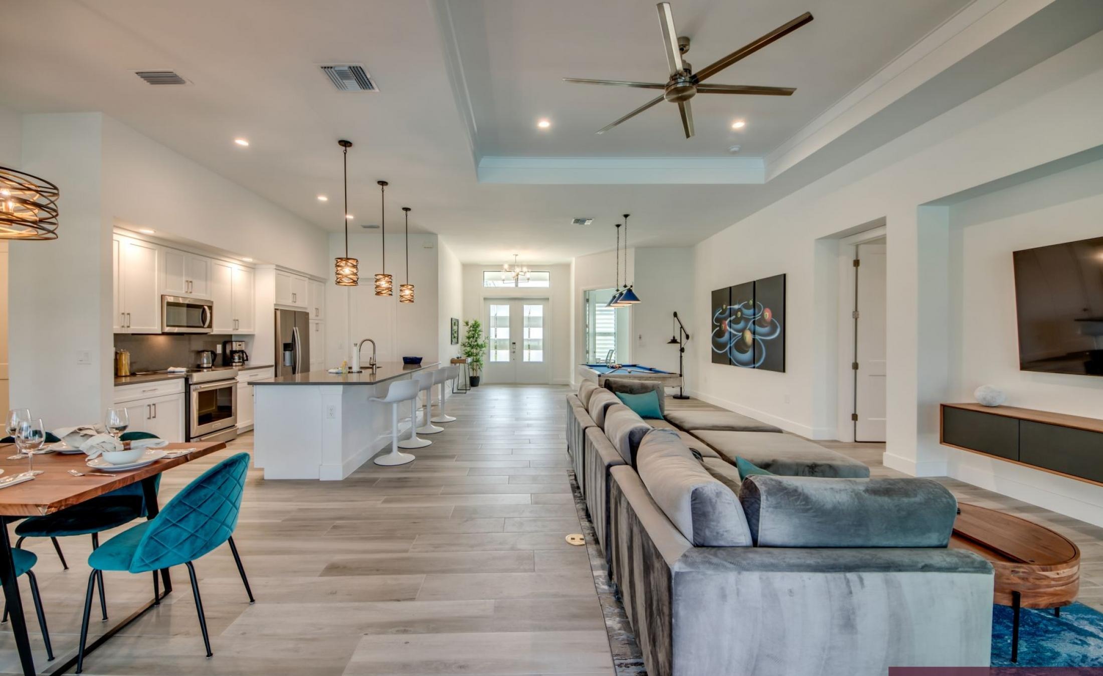 Beheizter Pool mit Spa und Blick auf den Kanal