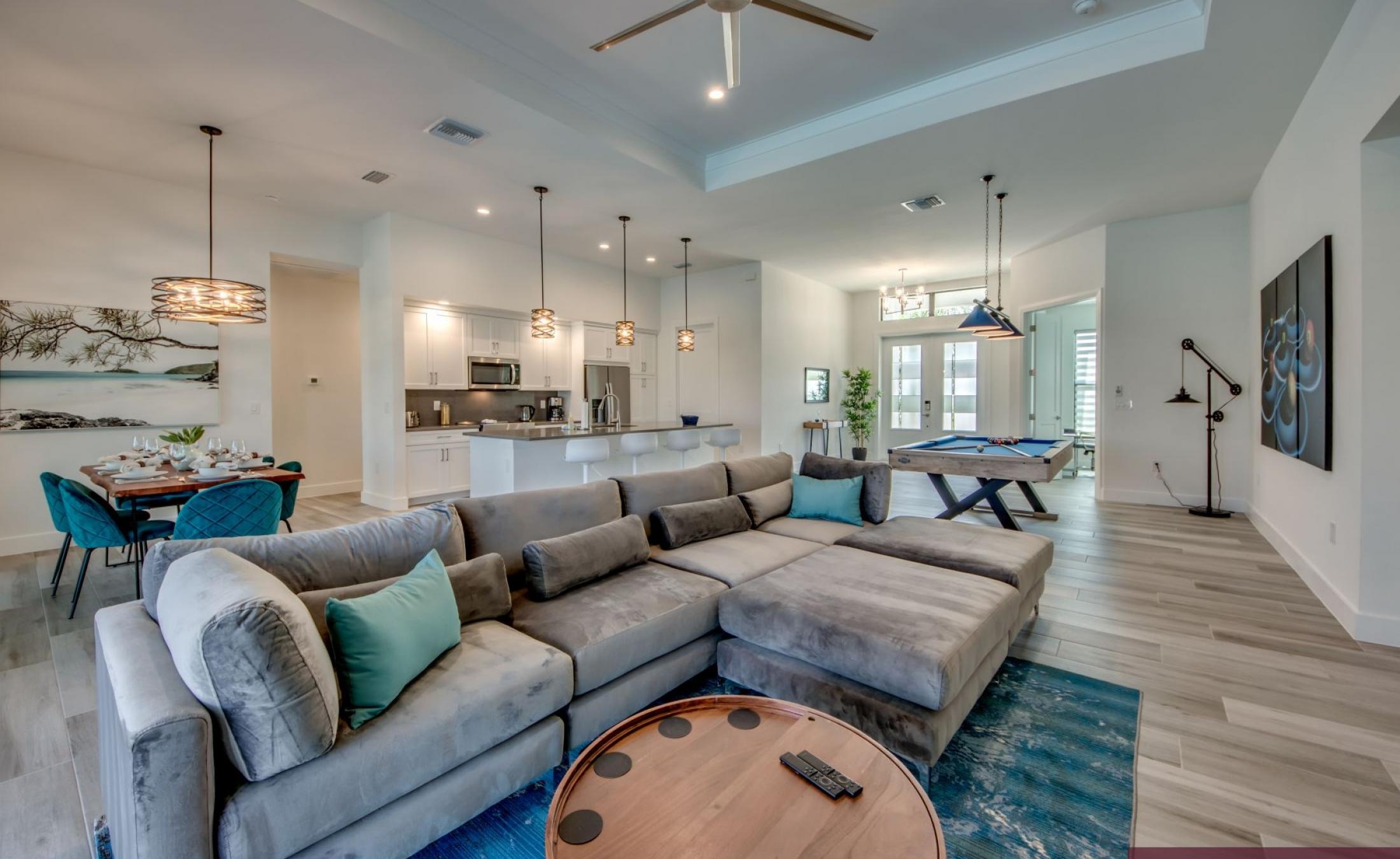 Beheizter Pool mit Spa und Blick auf den Kanal mit Bootsdock.