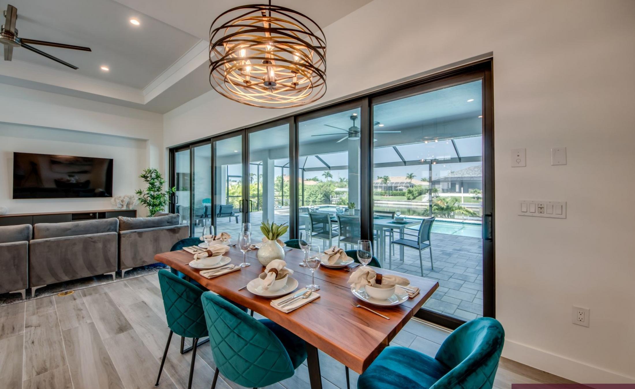 Beheizter Pool mit Spa und Sonnenliegen am Kanal.