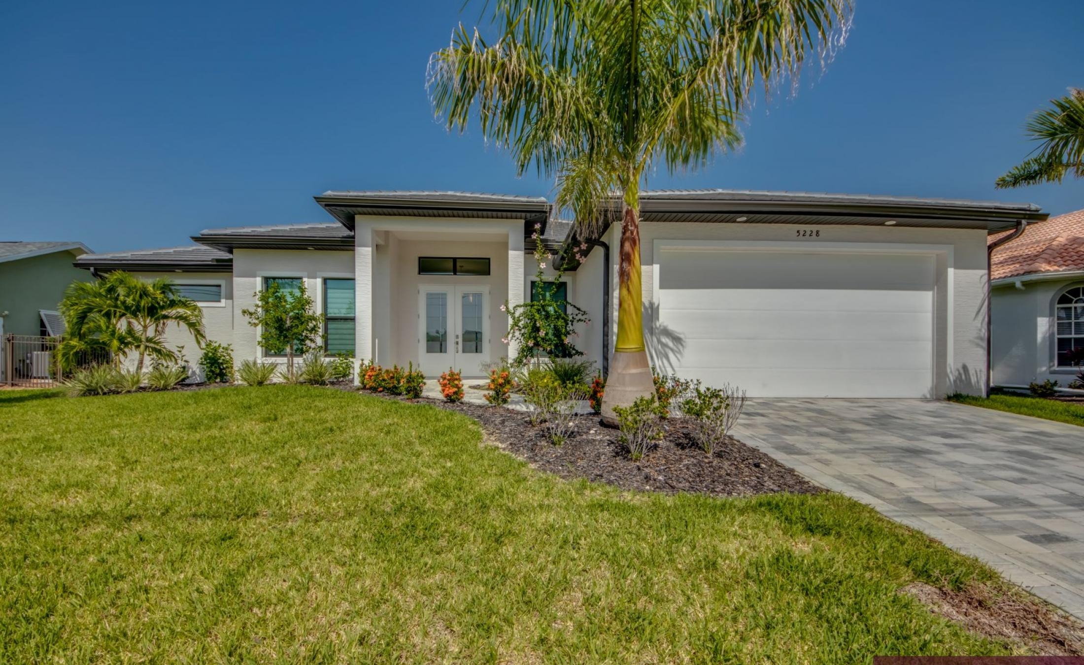Beheizter Pool und Spa am Kanal mit Bootsdock und Bootslift bei Sonnenuntergang.