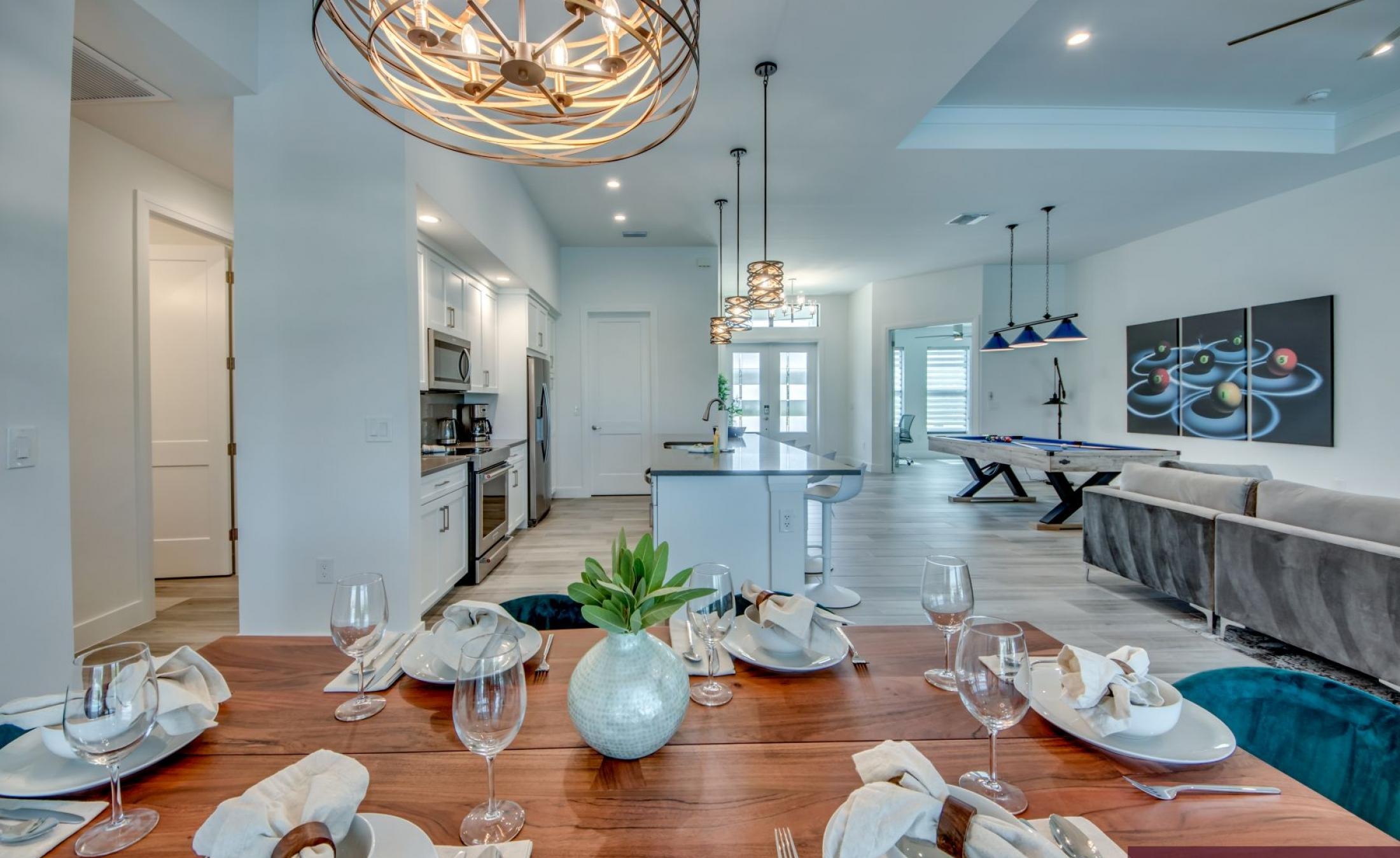 Beheizter Pool mit Spa und Blick auf den Kanal.