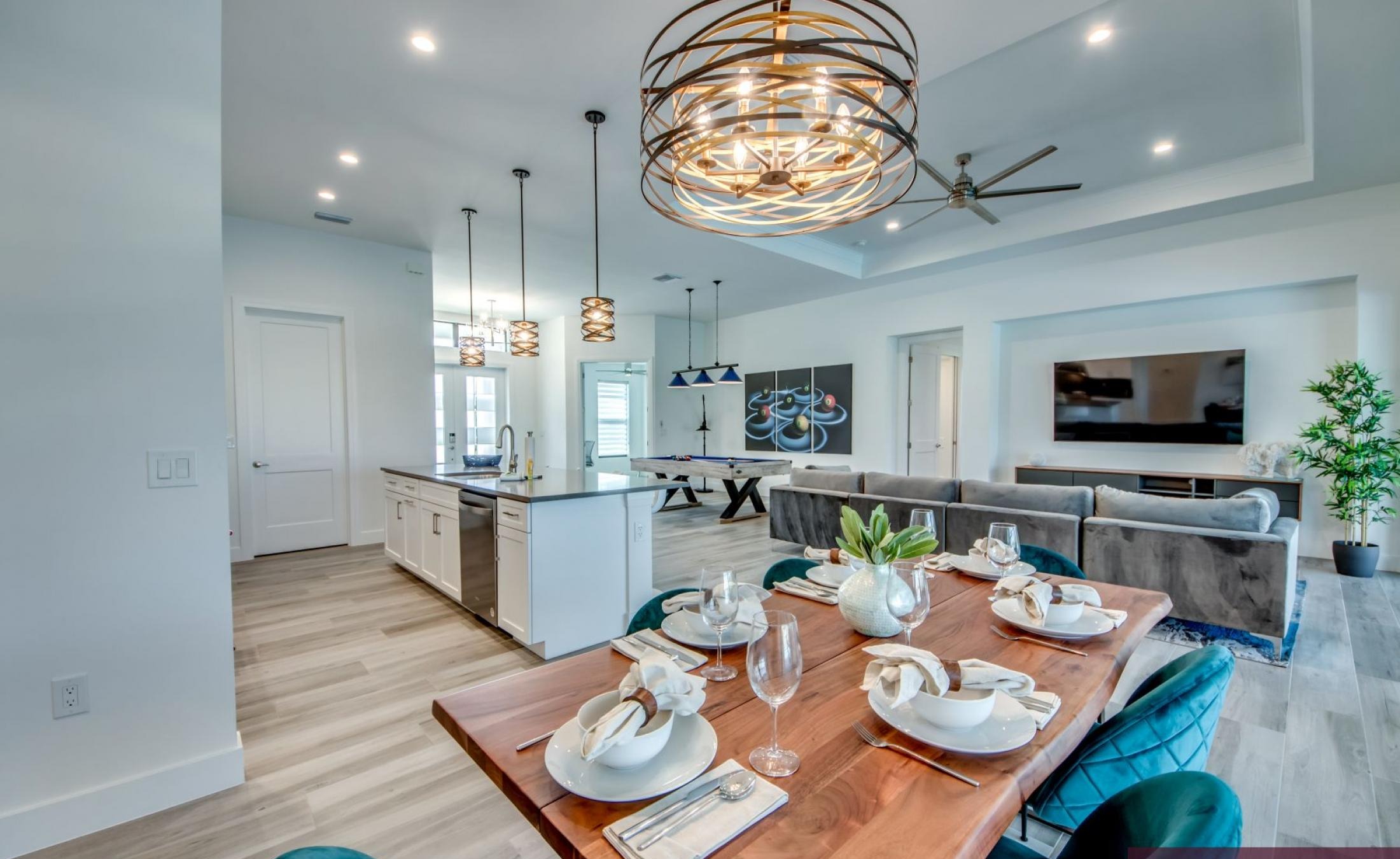 Beheizter Pool und Spa am Kanal mit Bootsdock und Bootslift.